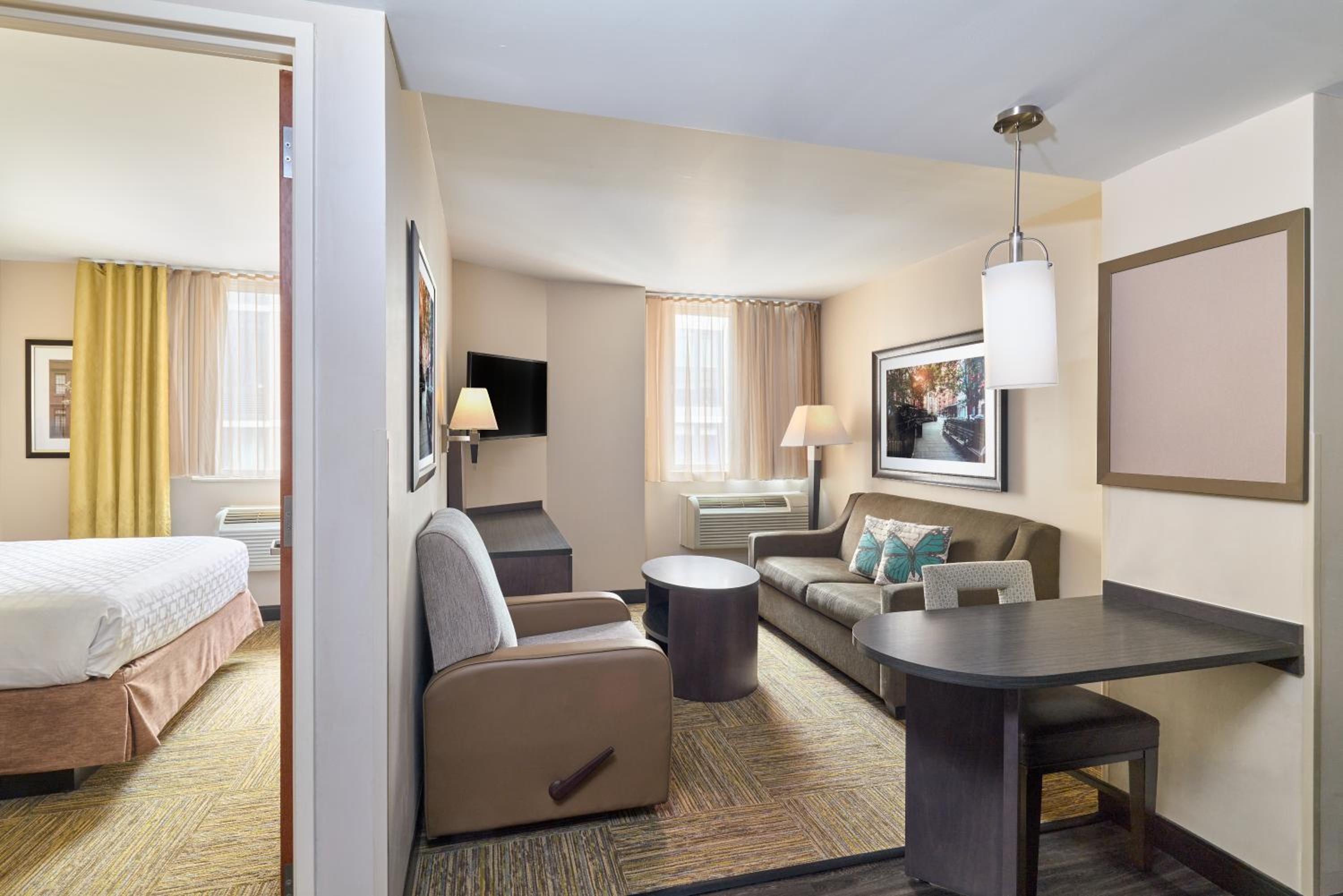 One-Bedroom Queen Suite