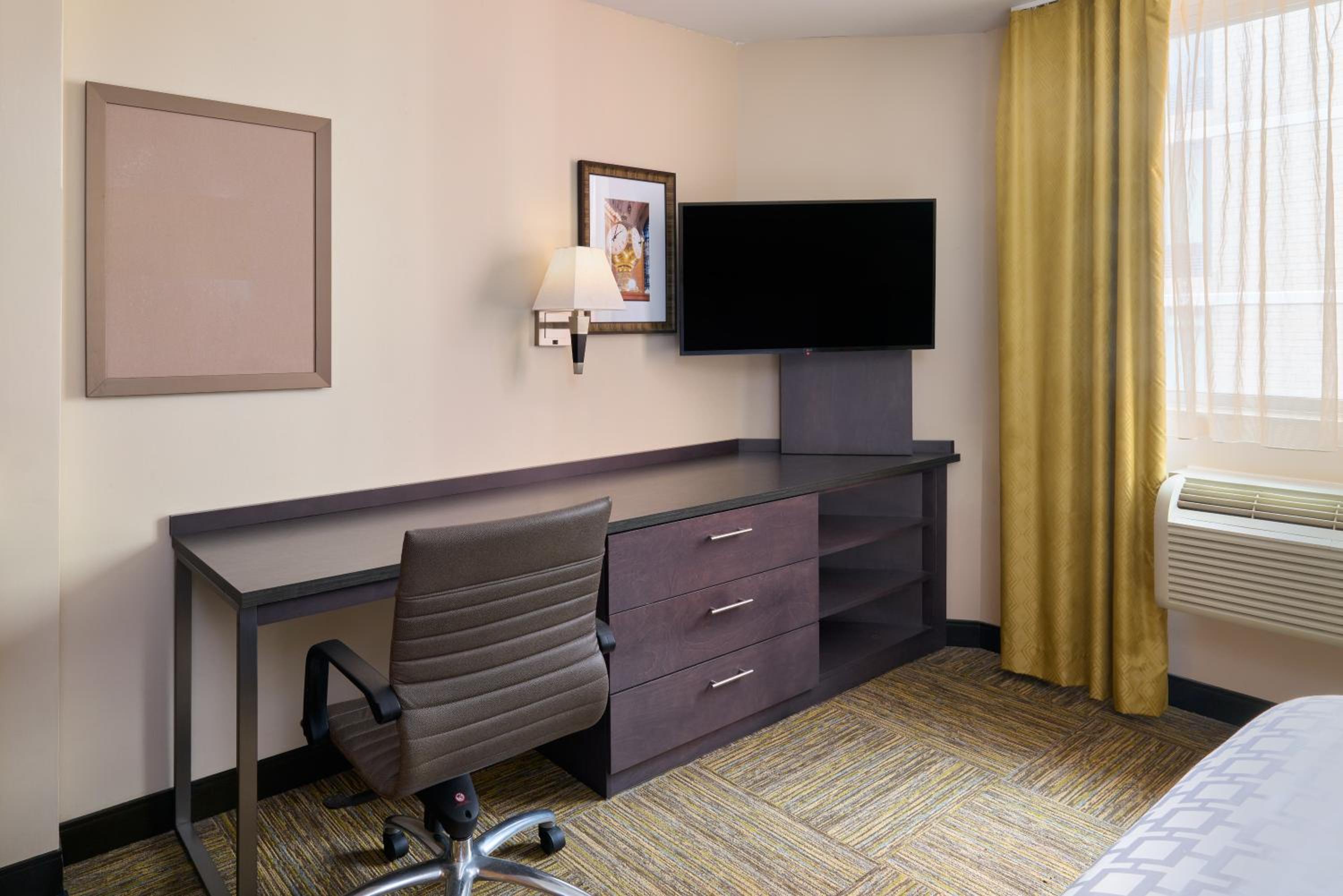 Queen Suite with Roll-In Shower - Disability Access