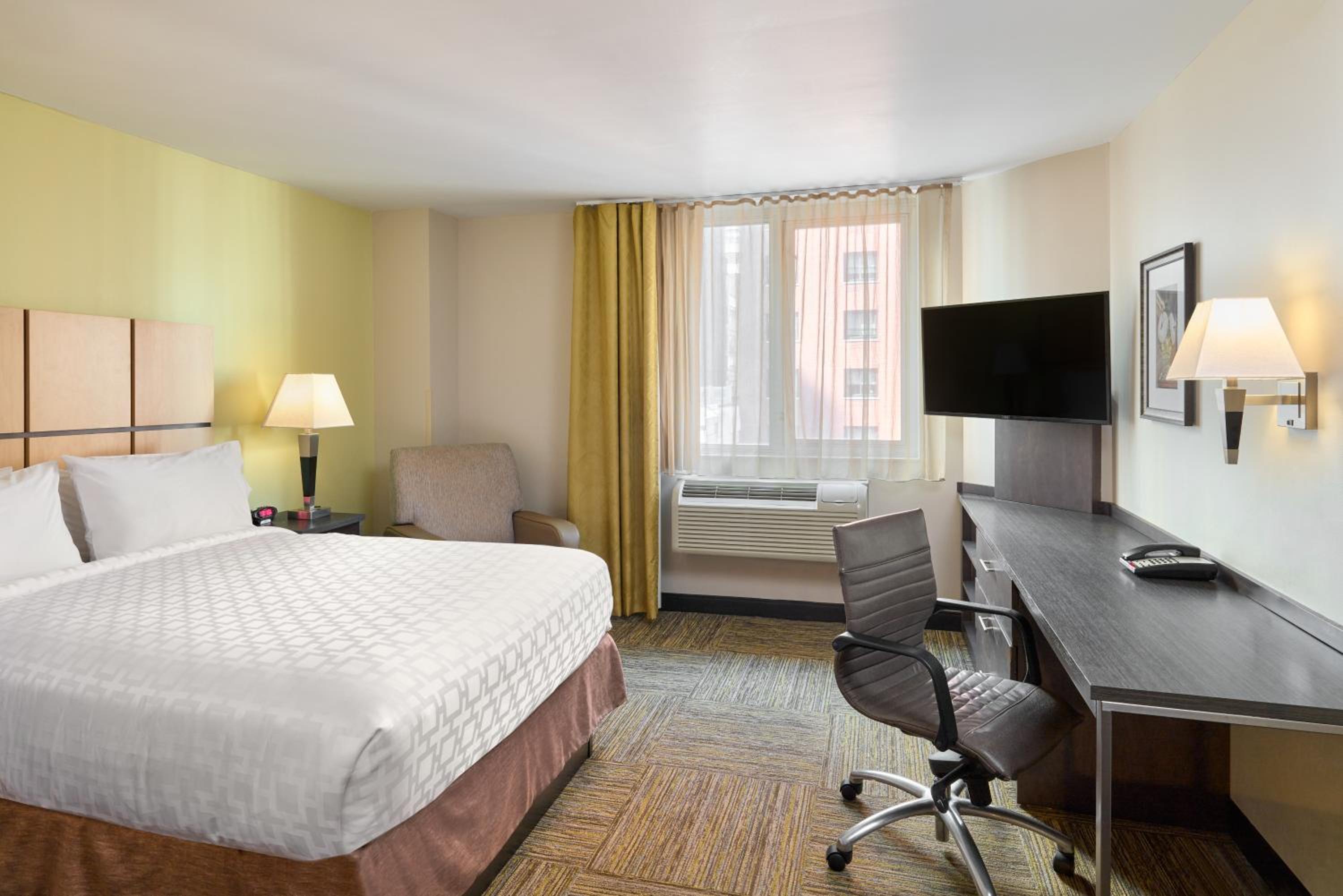 Studio Queen Suite - City View