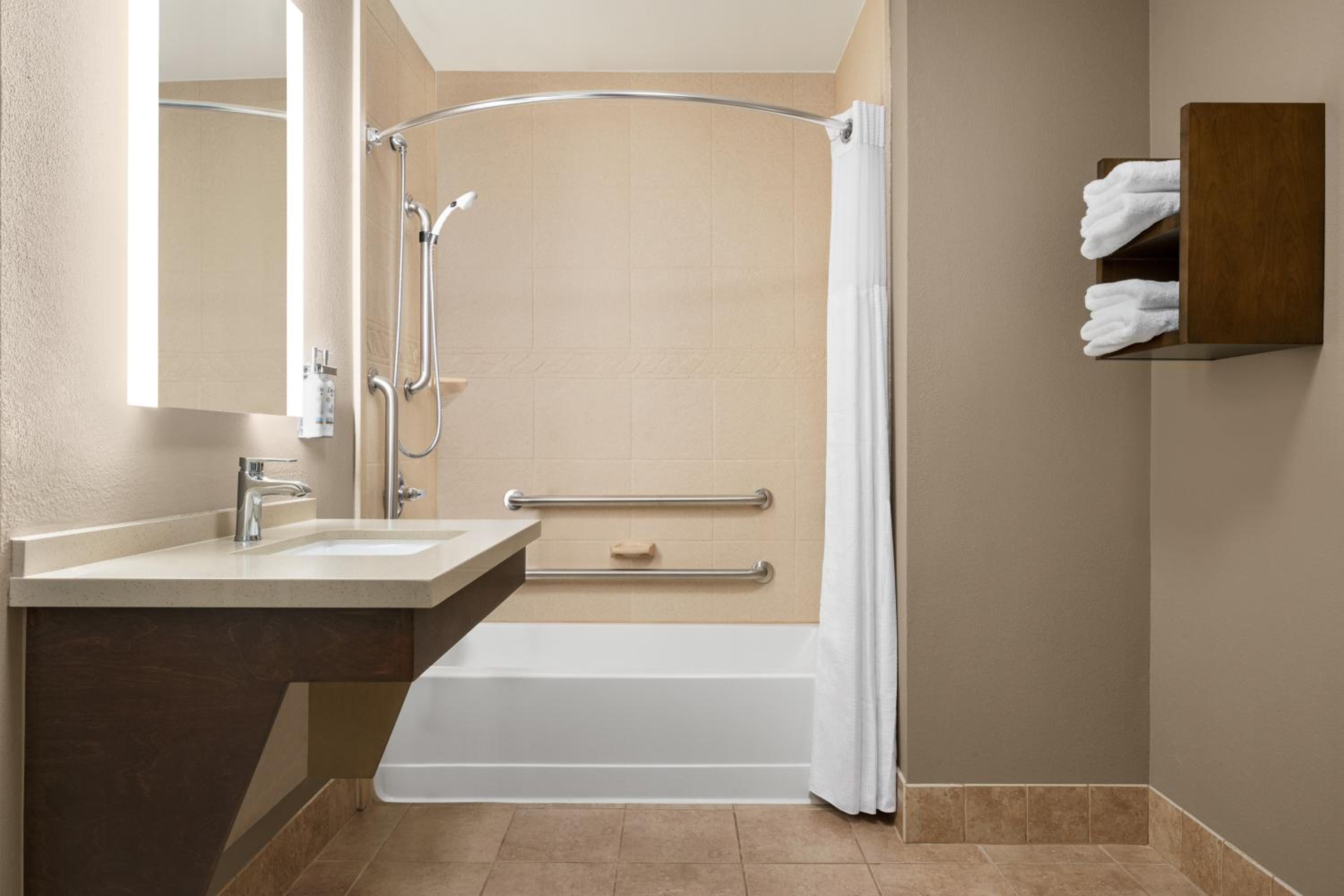 One-Bedroom Suite with King Bed Mobility Access Tub - Non-Smoking - Photo 8
