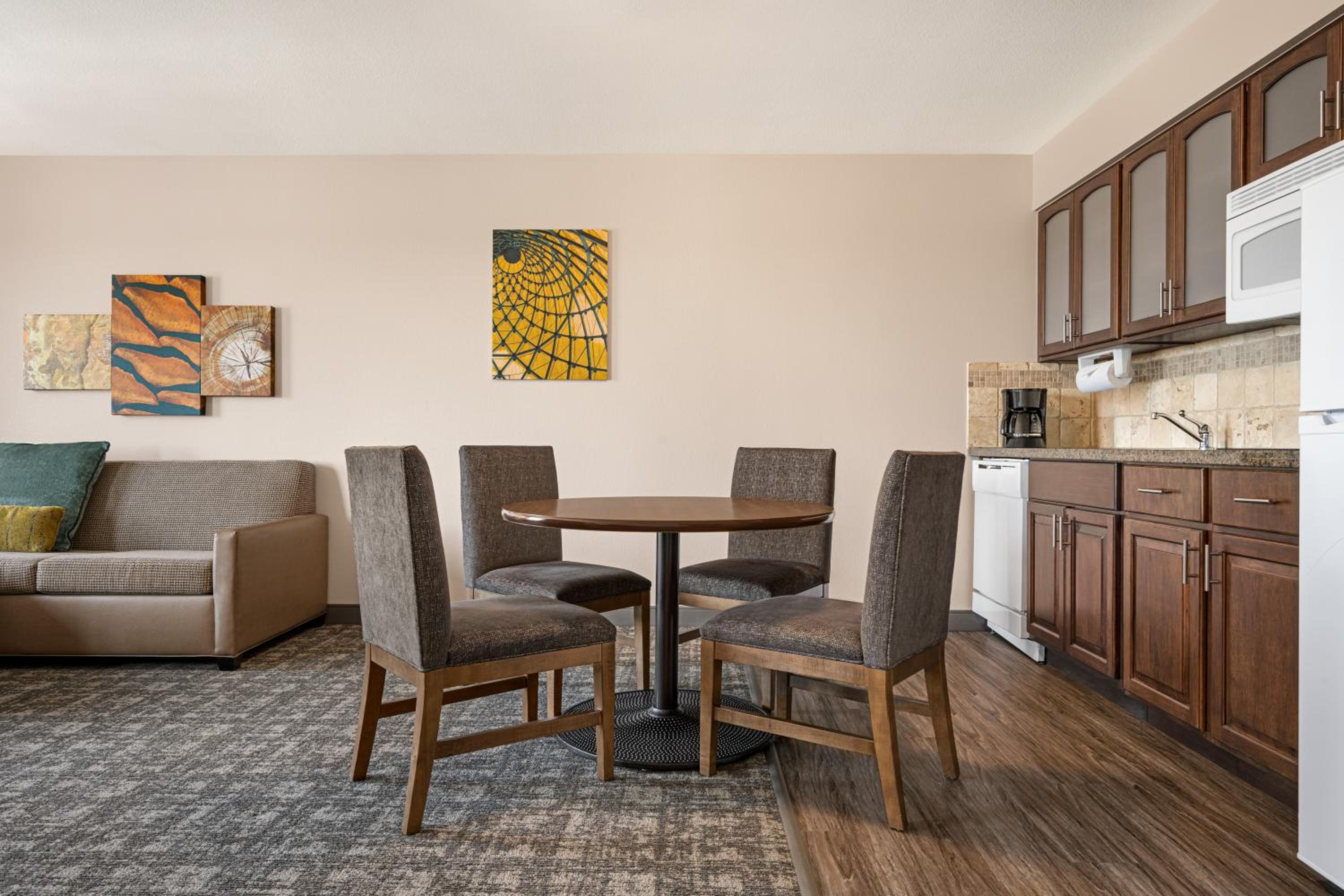 One-Bedroom Queen Suite - Photo 7