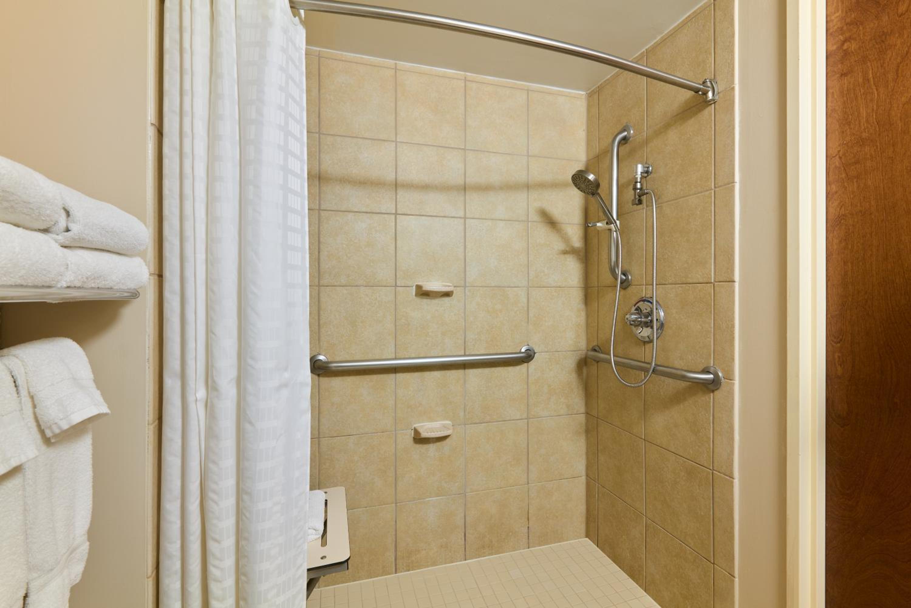 Queen Suite with Roll-In Shower - Disability Access