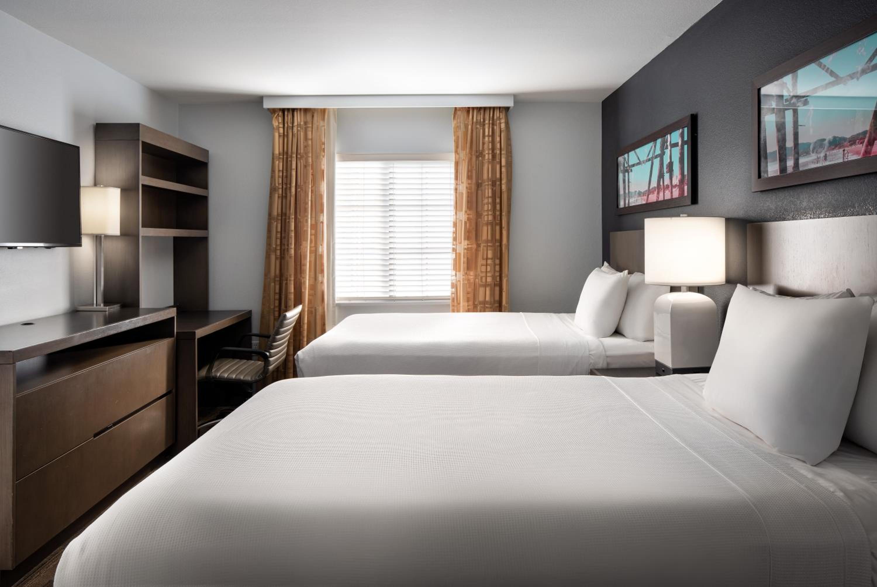 One-Bedroom Suite with Two Double Beds - Photo 11