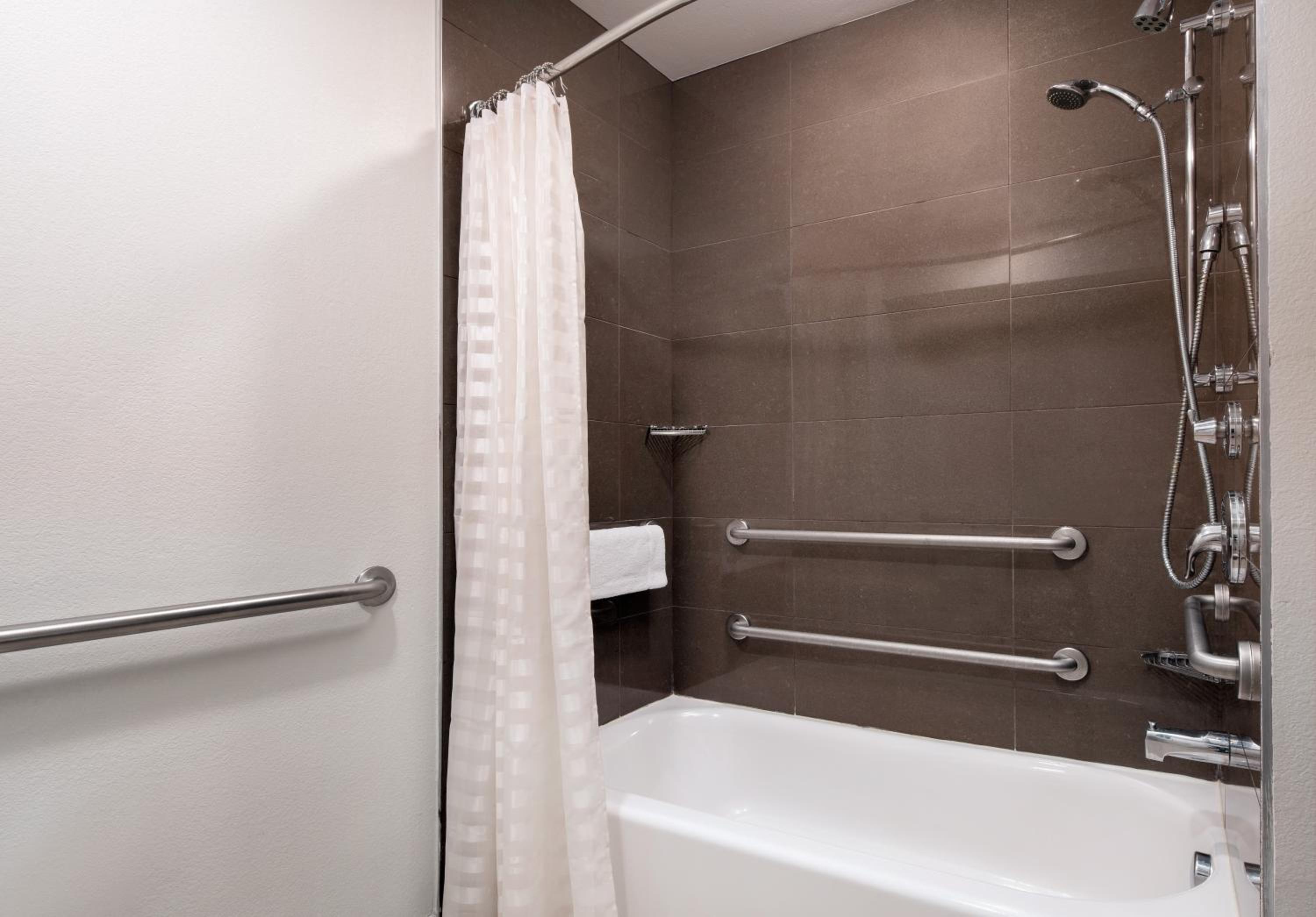 One-Bedroom Suite with Accessible Tub - Disability Access - Photo 8