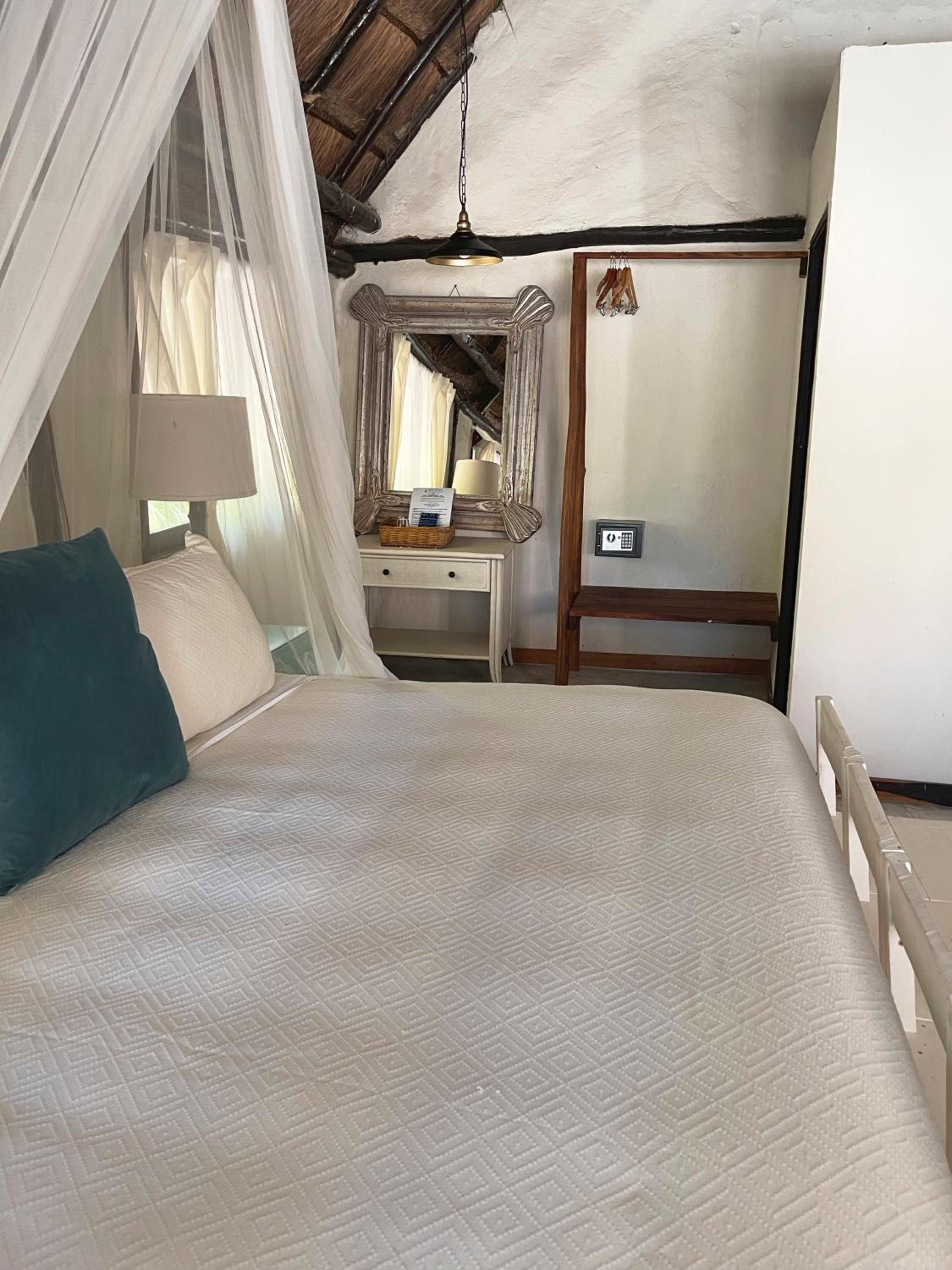 Standard King Room - Photo 31