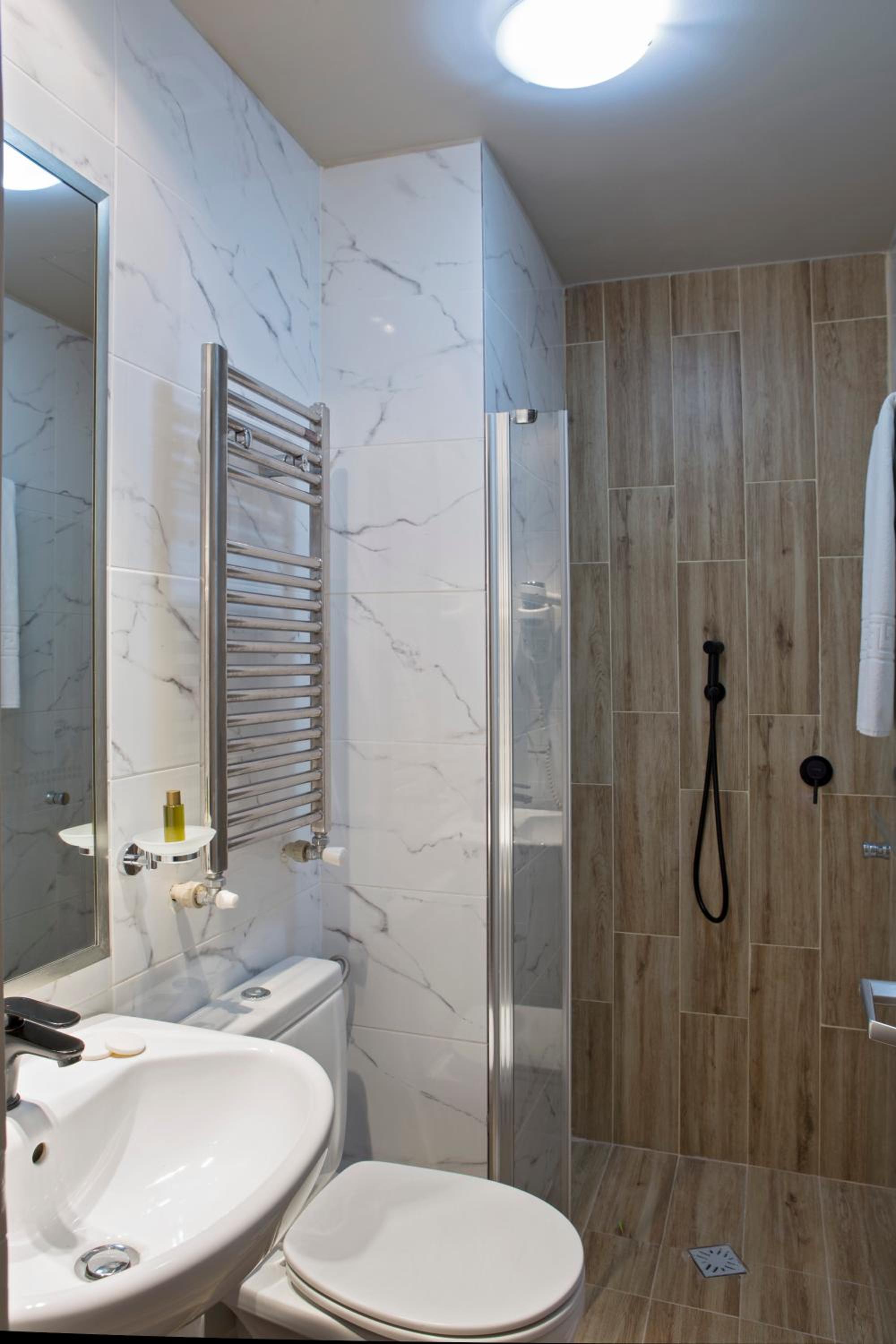 Standard Queen Room - Photo 9