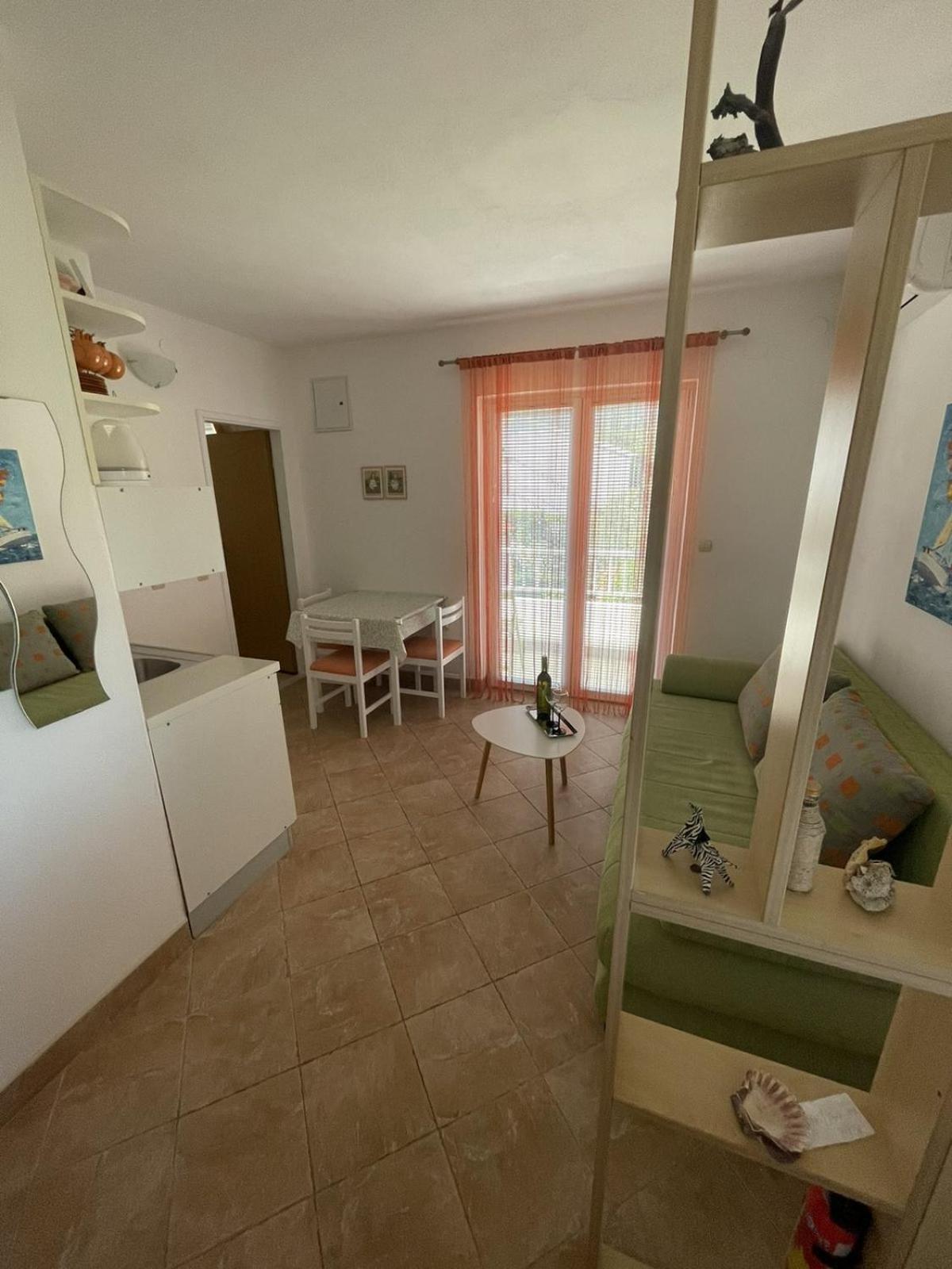 One-Bedroom Apartment with Terrace and Sea View photo 2