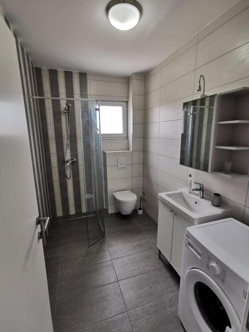 One-Bedroom Apartment with Terrace and Sea View - Photo 4