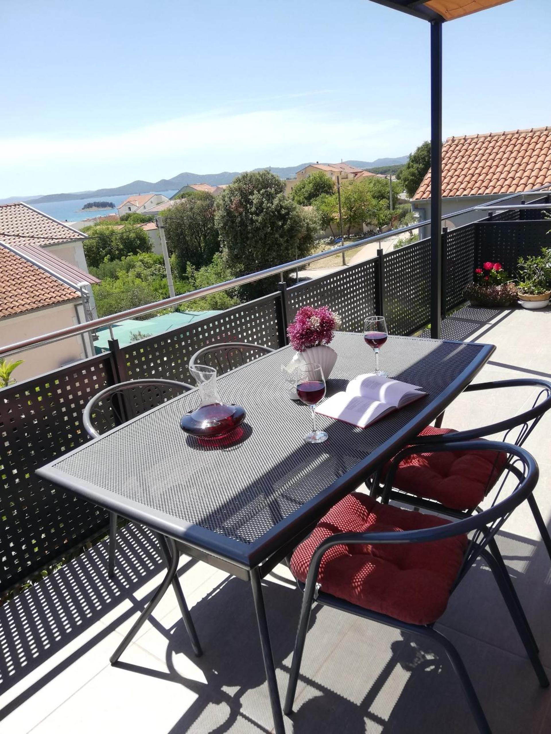 One-Bedroom Apartment with Terrace and Sea View - Photo 3