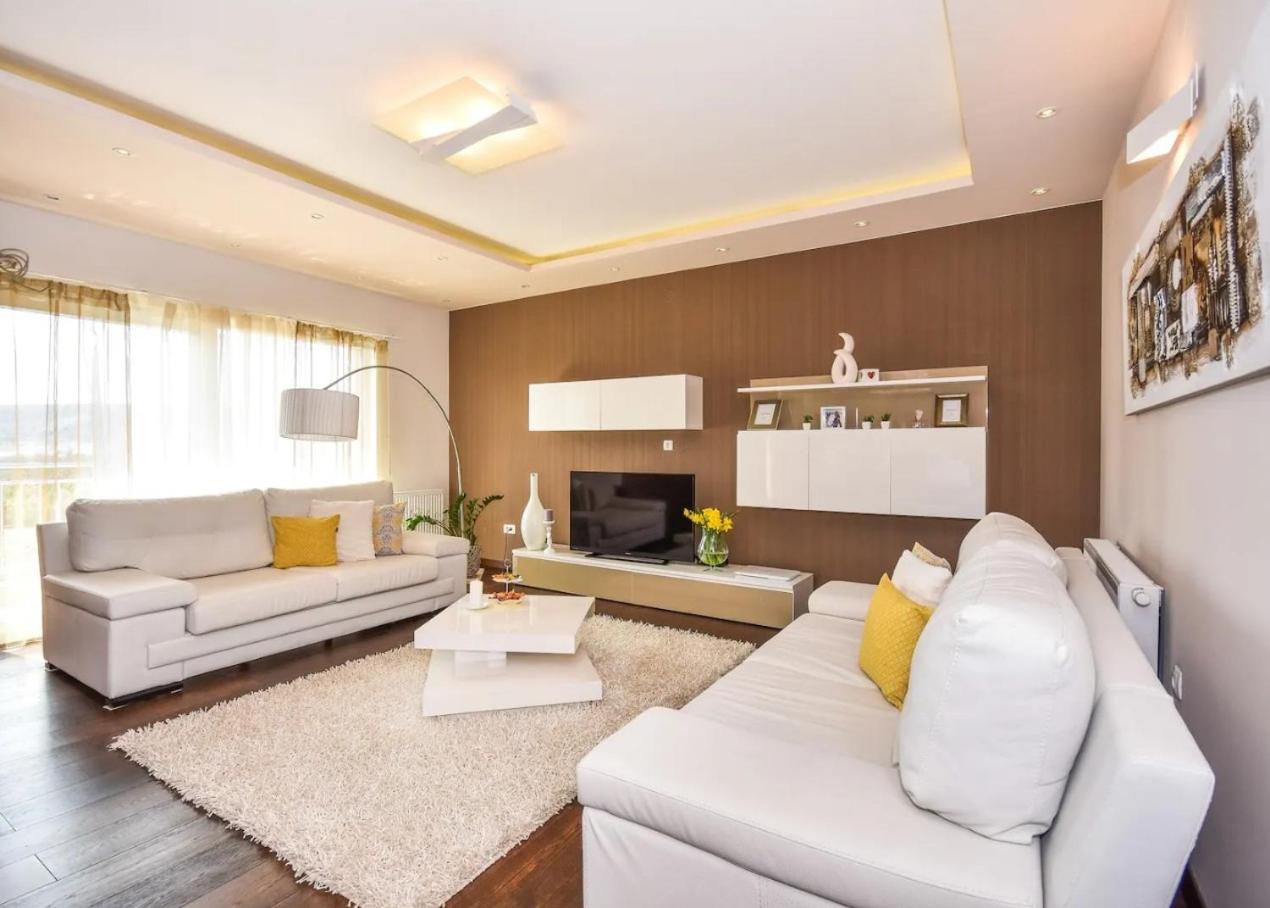 Six-Bedroom Holiday Home photo 1