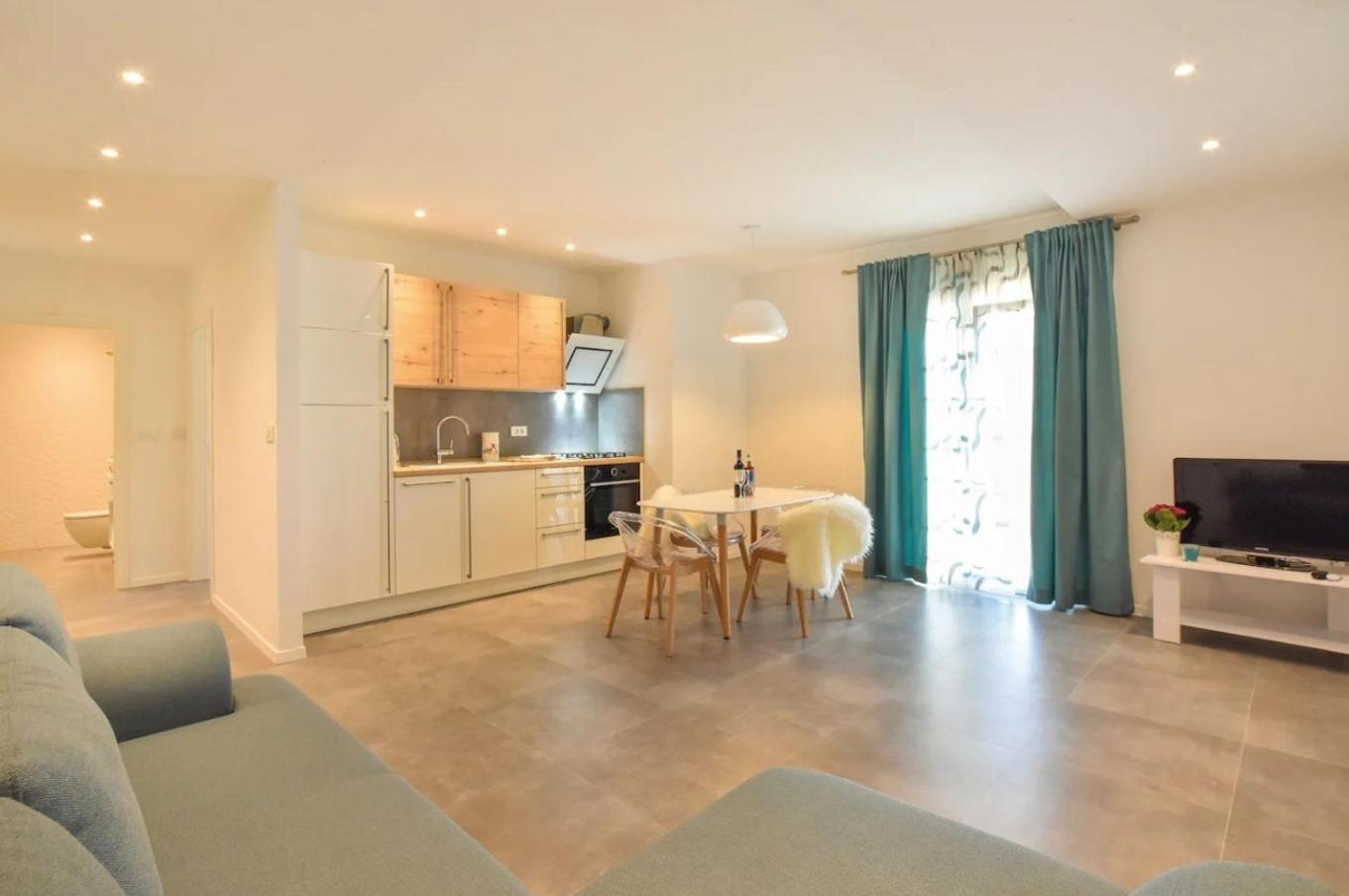 Six-Bedroom Holiday Home photo 3