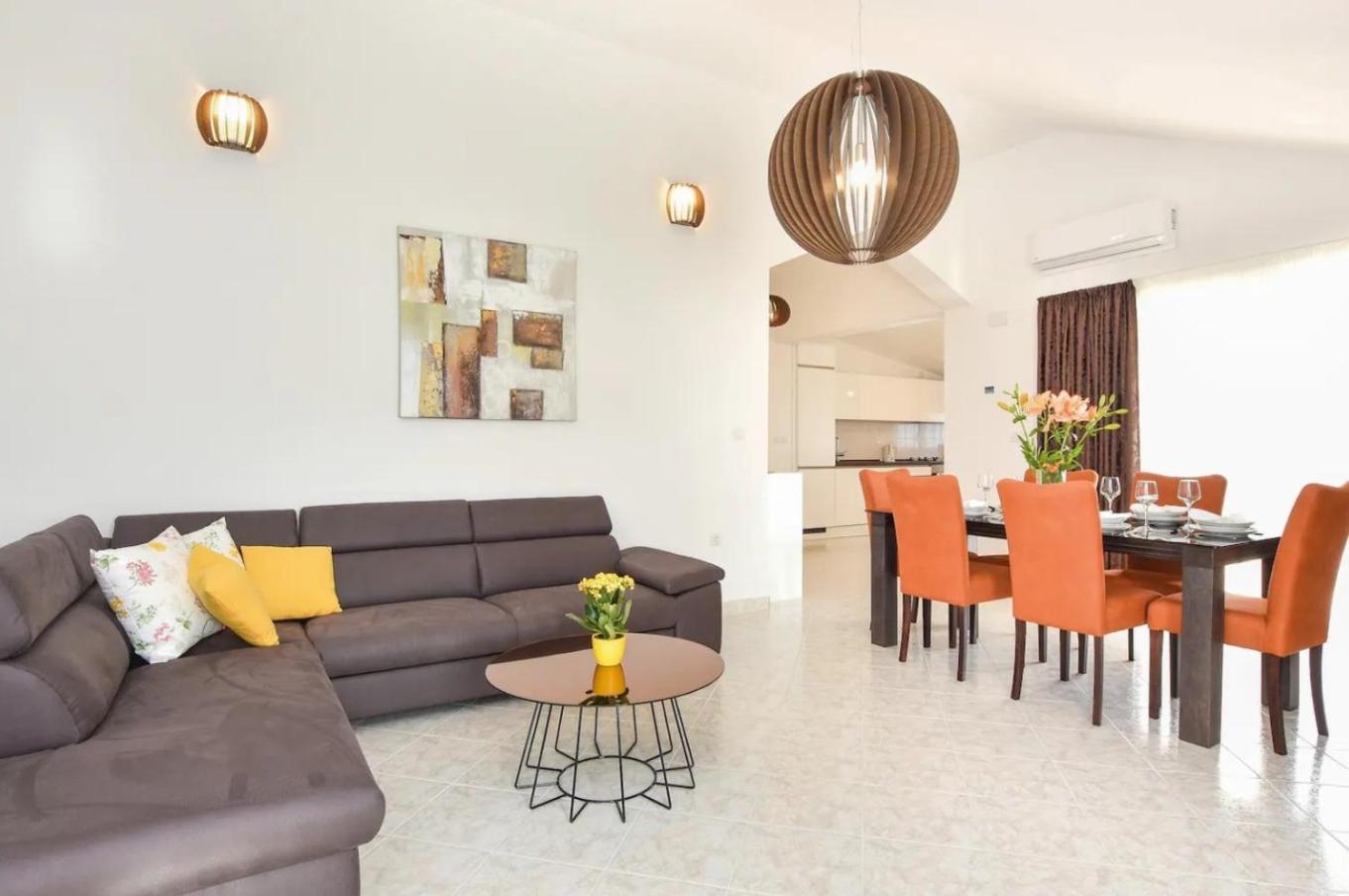 Six-Bedroom Holiday Home photo 2