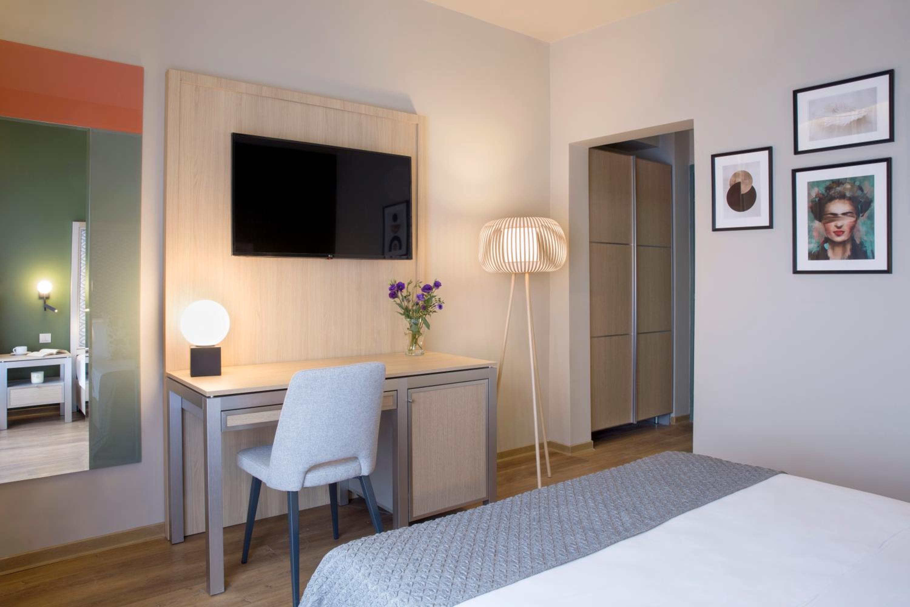 Standard Queen Room - Photo 7