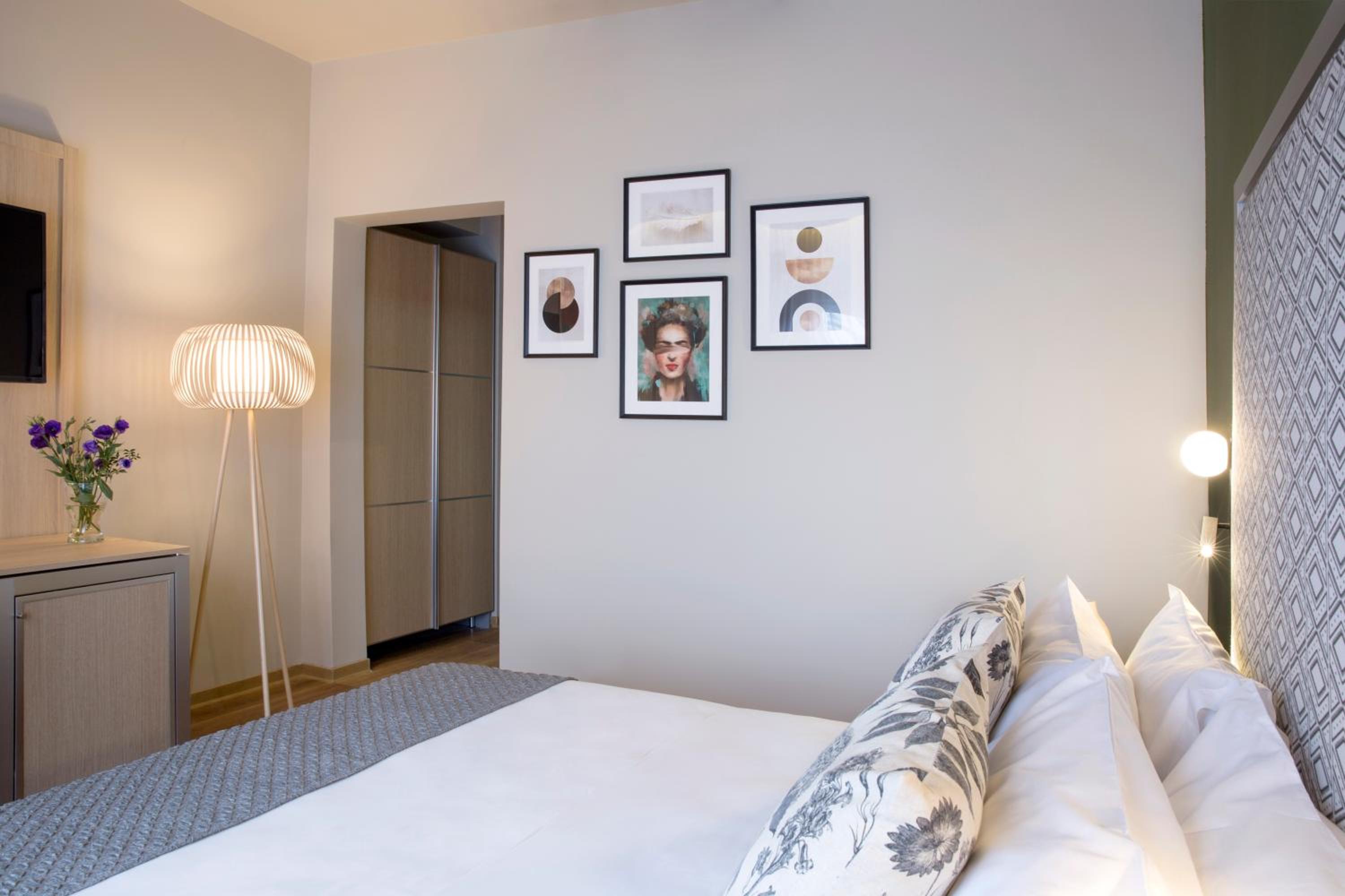 Standard Queen Room - Photo 8