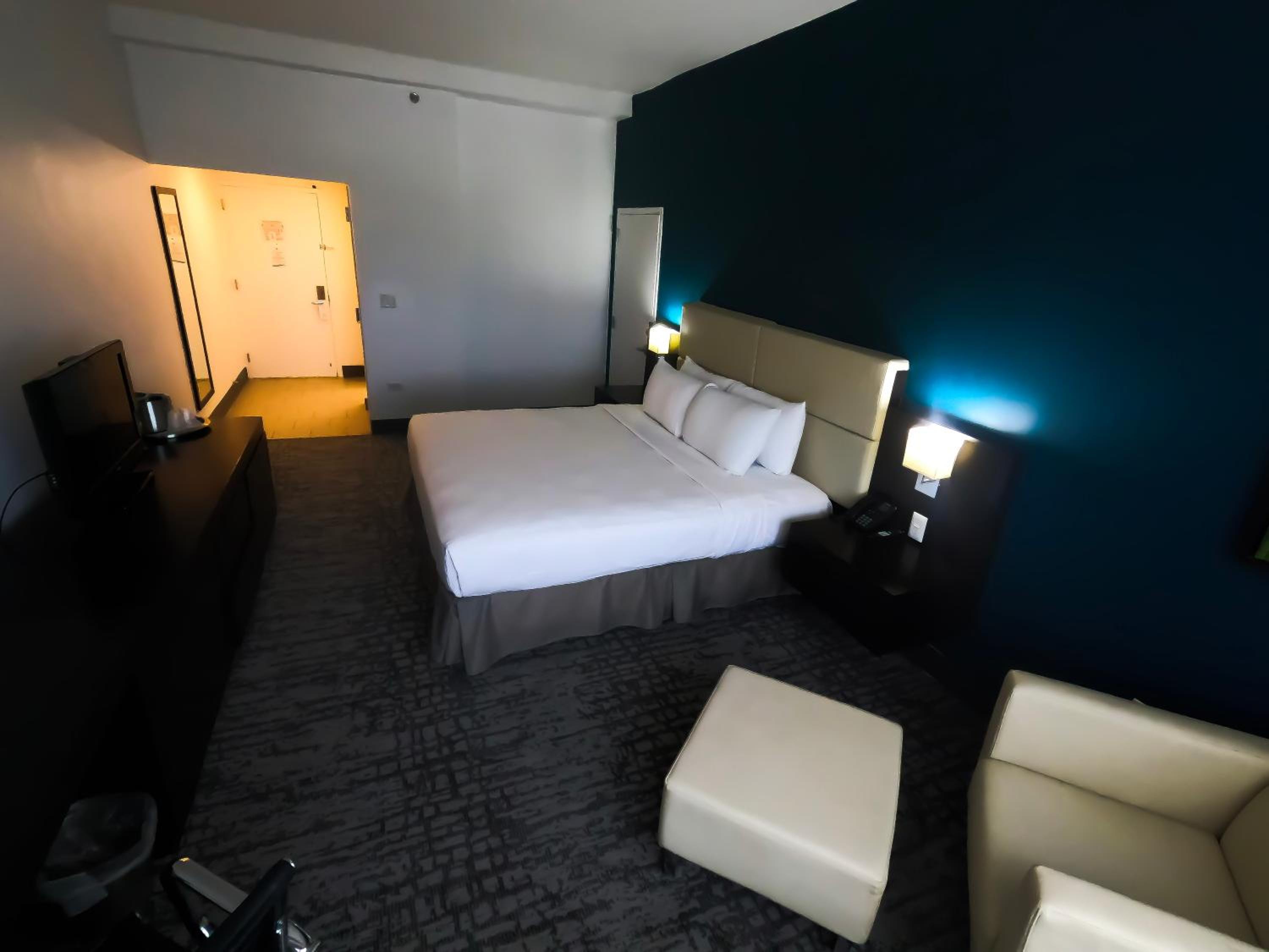 Deluxe King Room photo 2