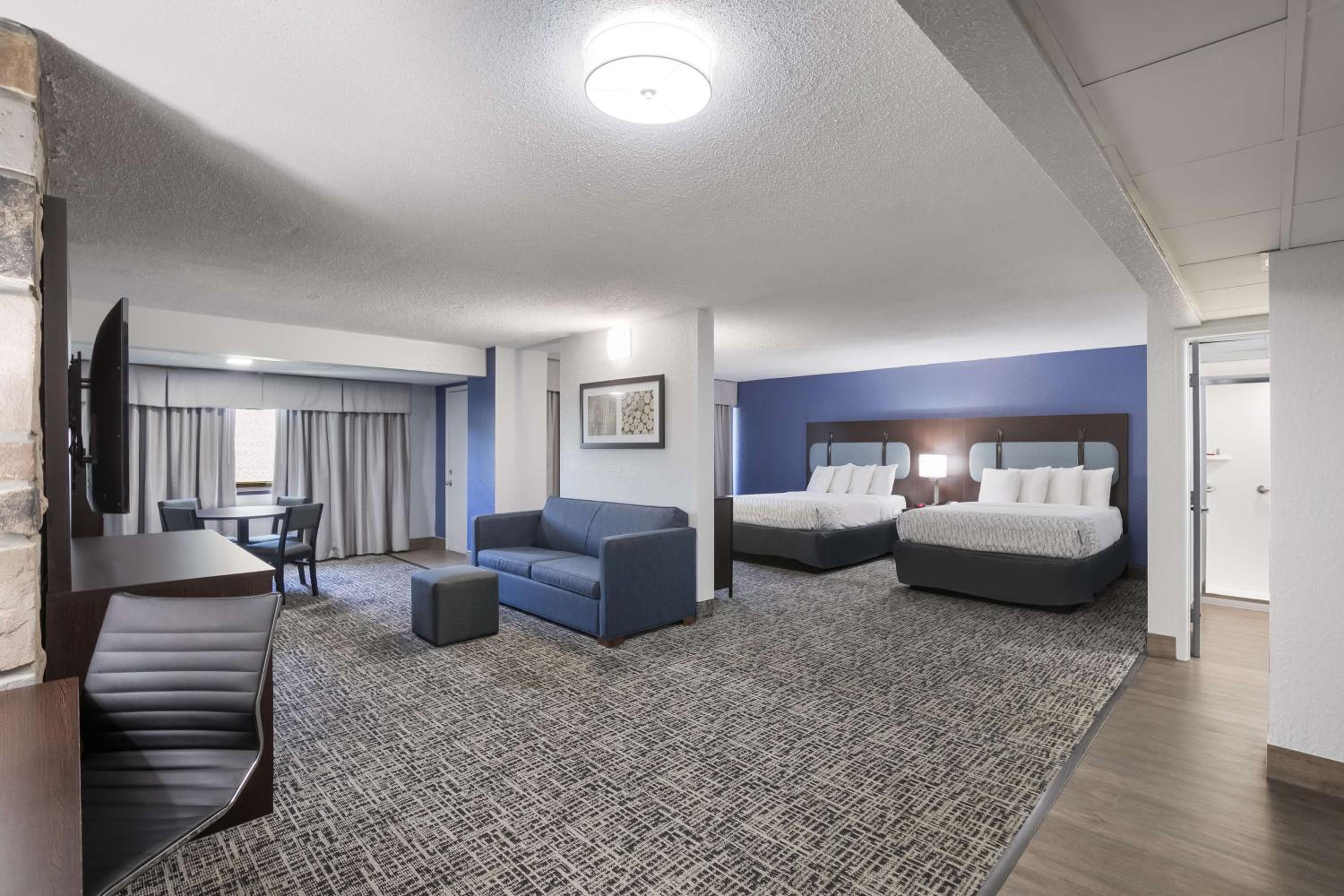 Queen Suite with Balcony - Photo 1