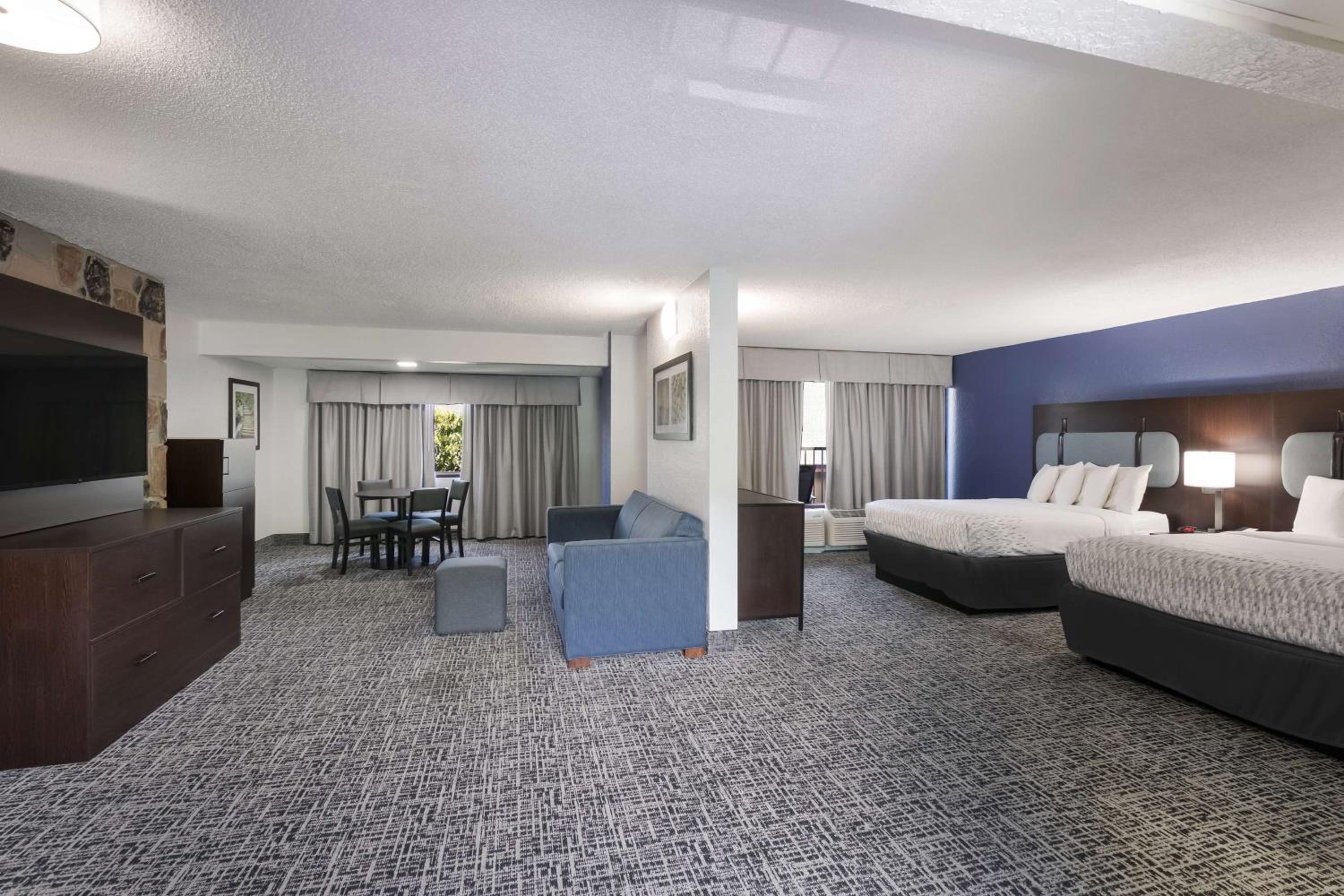 Queen Suite with Balcony - Photo 3