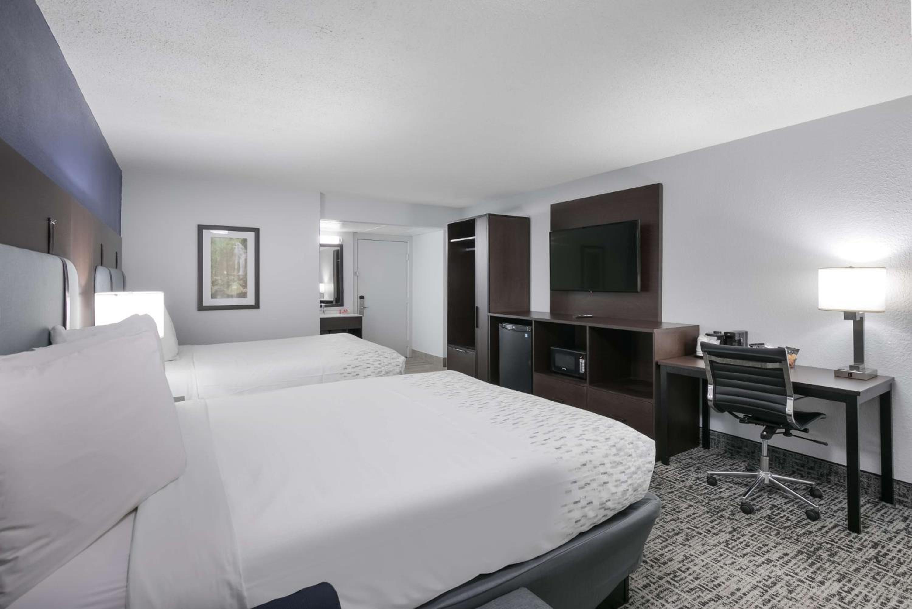 Queen Room with Two Queen Beds with Balcony - Photo 3
