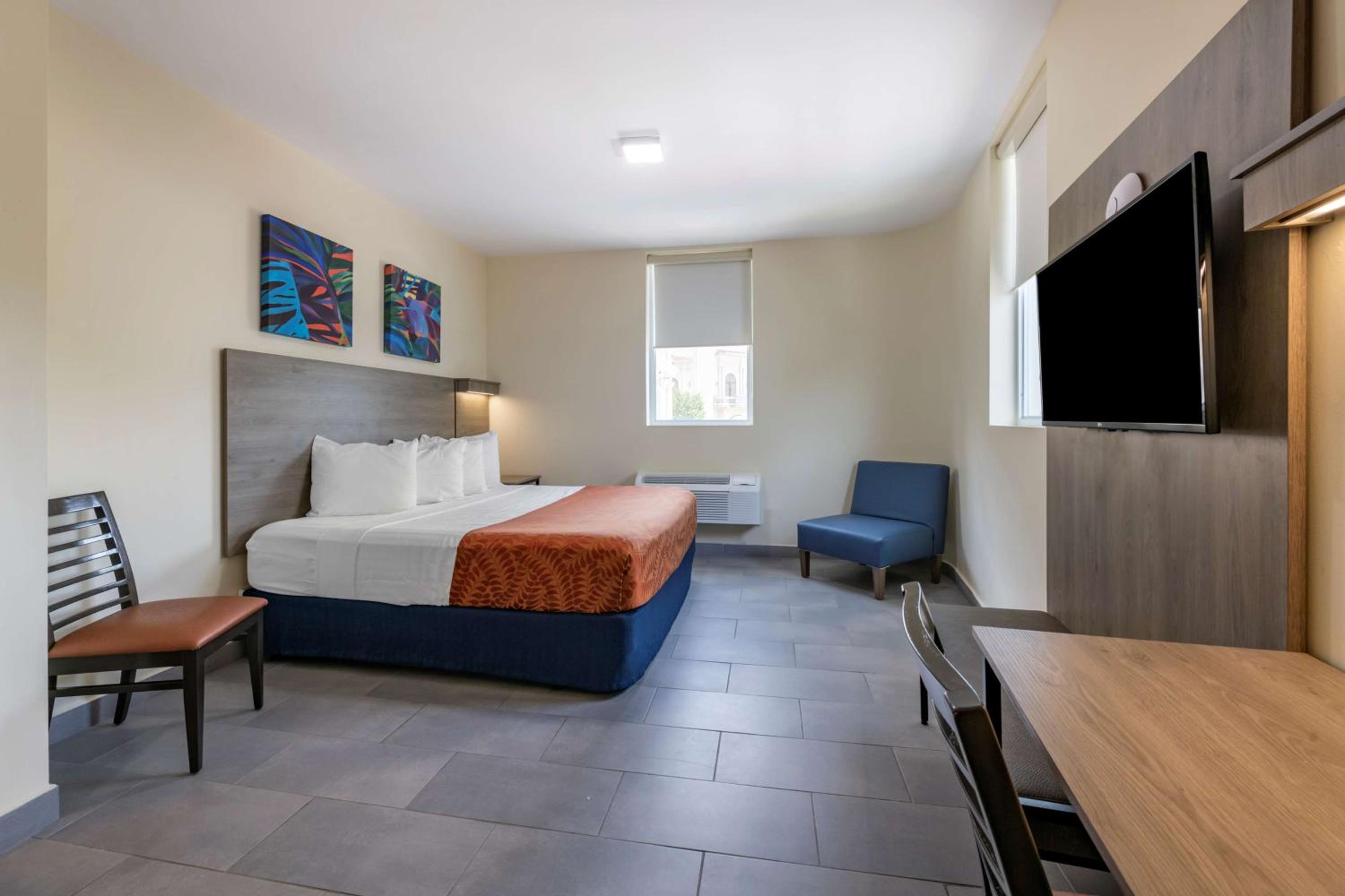 King Room with City View - Photo 4
