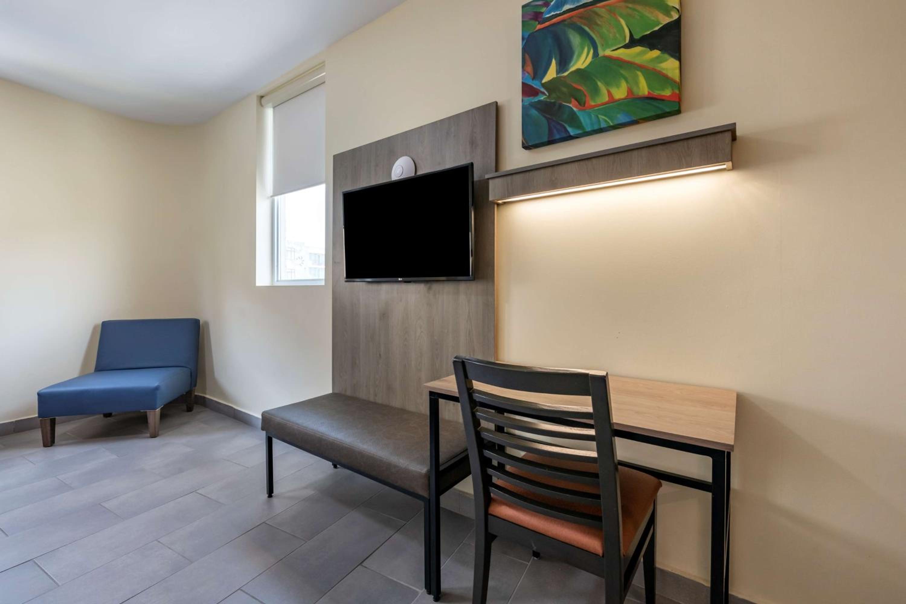 King Room with City View - Photo 7