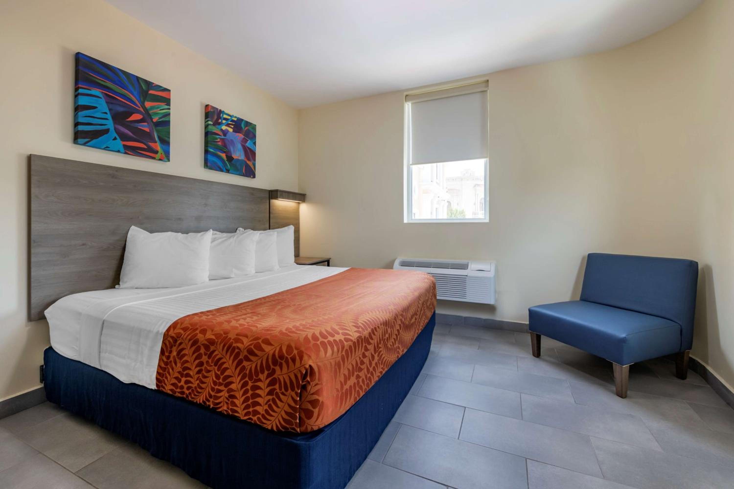 King Room with City View - Photo 3