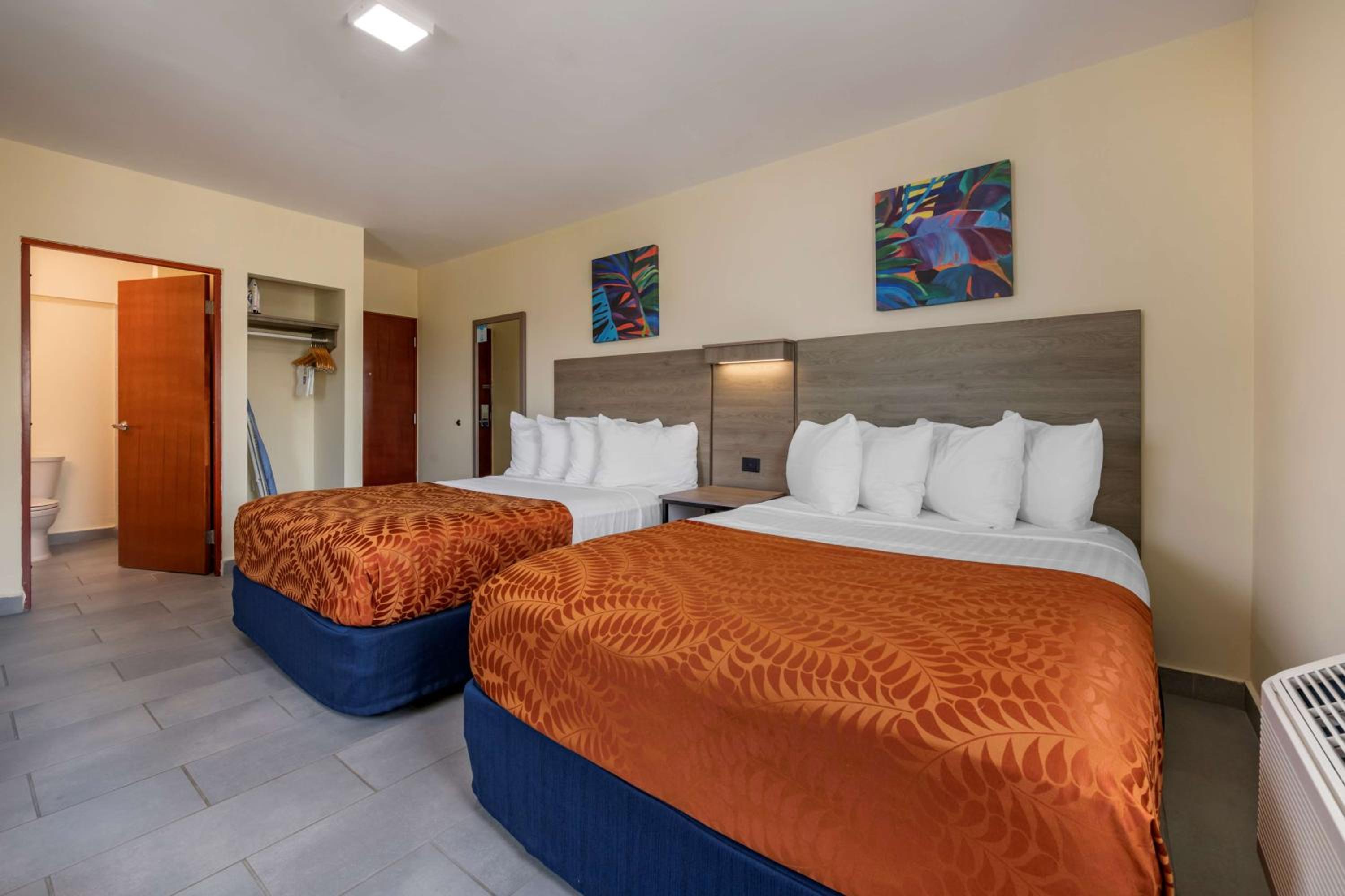 Queen Room with Two Queen Beds - Photo 4