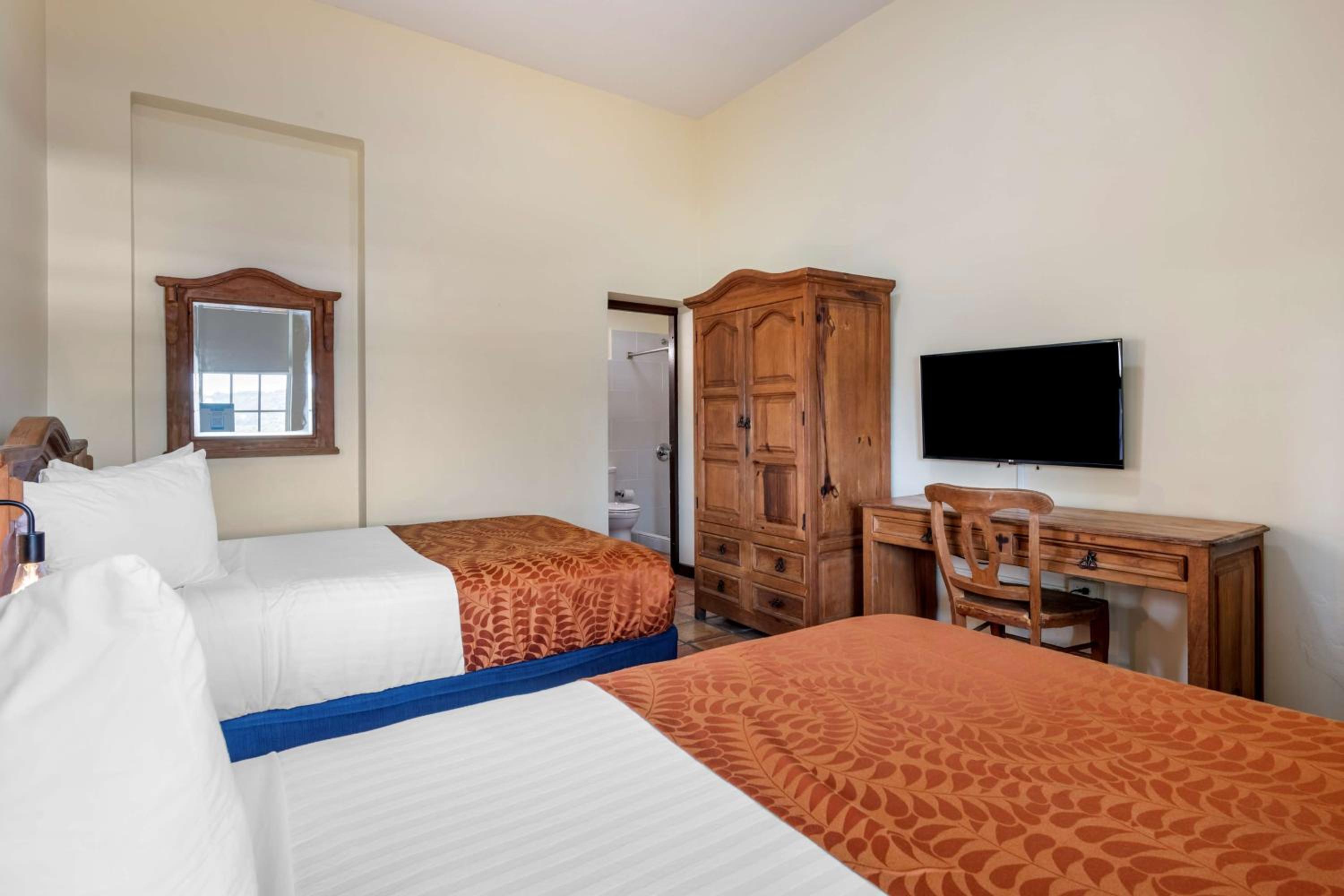 Double Room With Two Double Beds photo 2