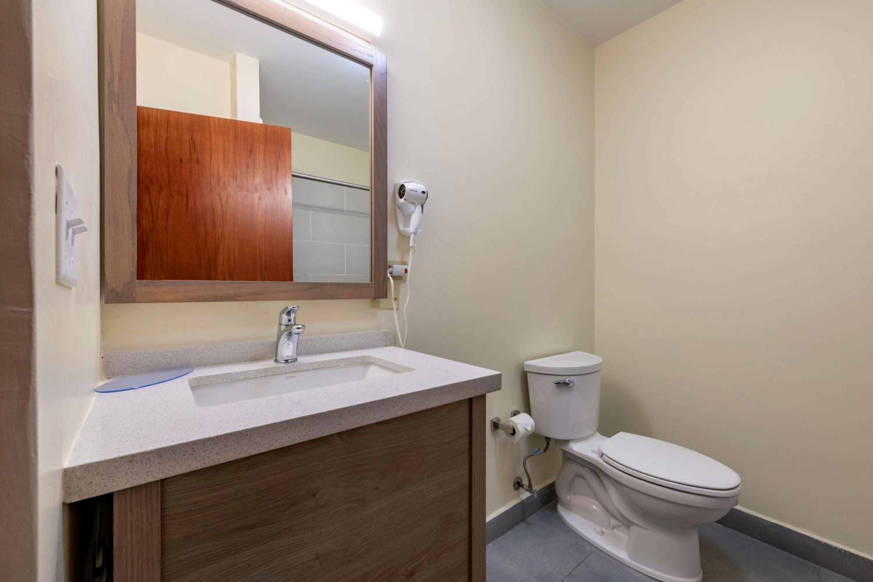 King Room with City View - Photo 2