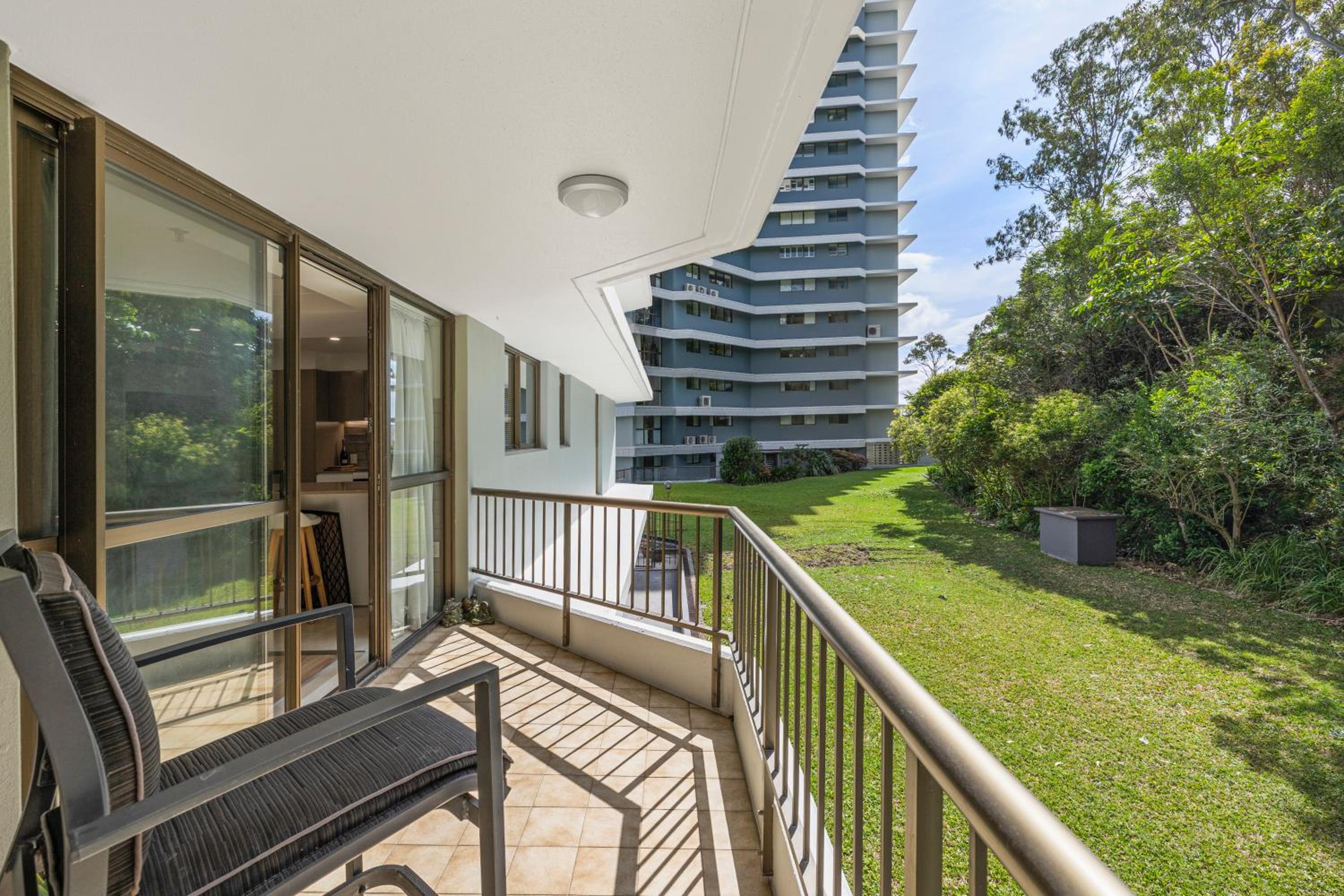 Day Time Explorer - Superior Two Bedroom Family Apt - Hinterland View