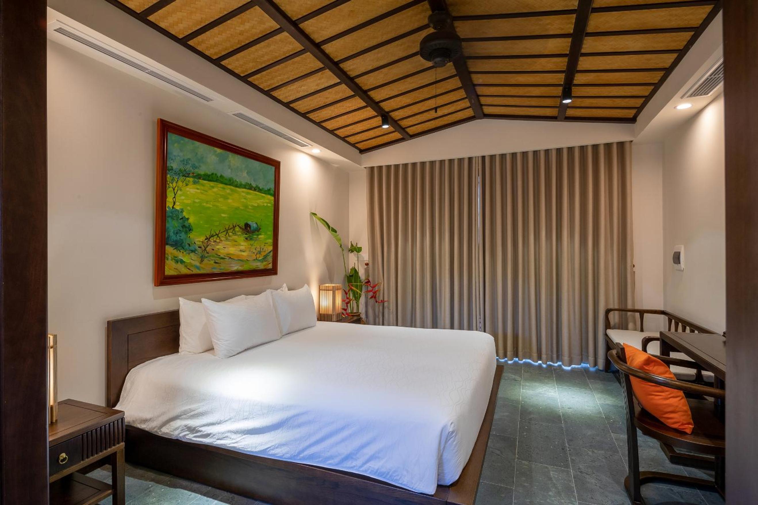 Deluxe Double With Balcony - Photo 2