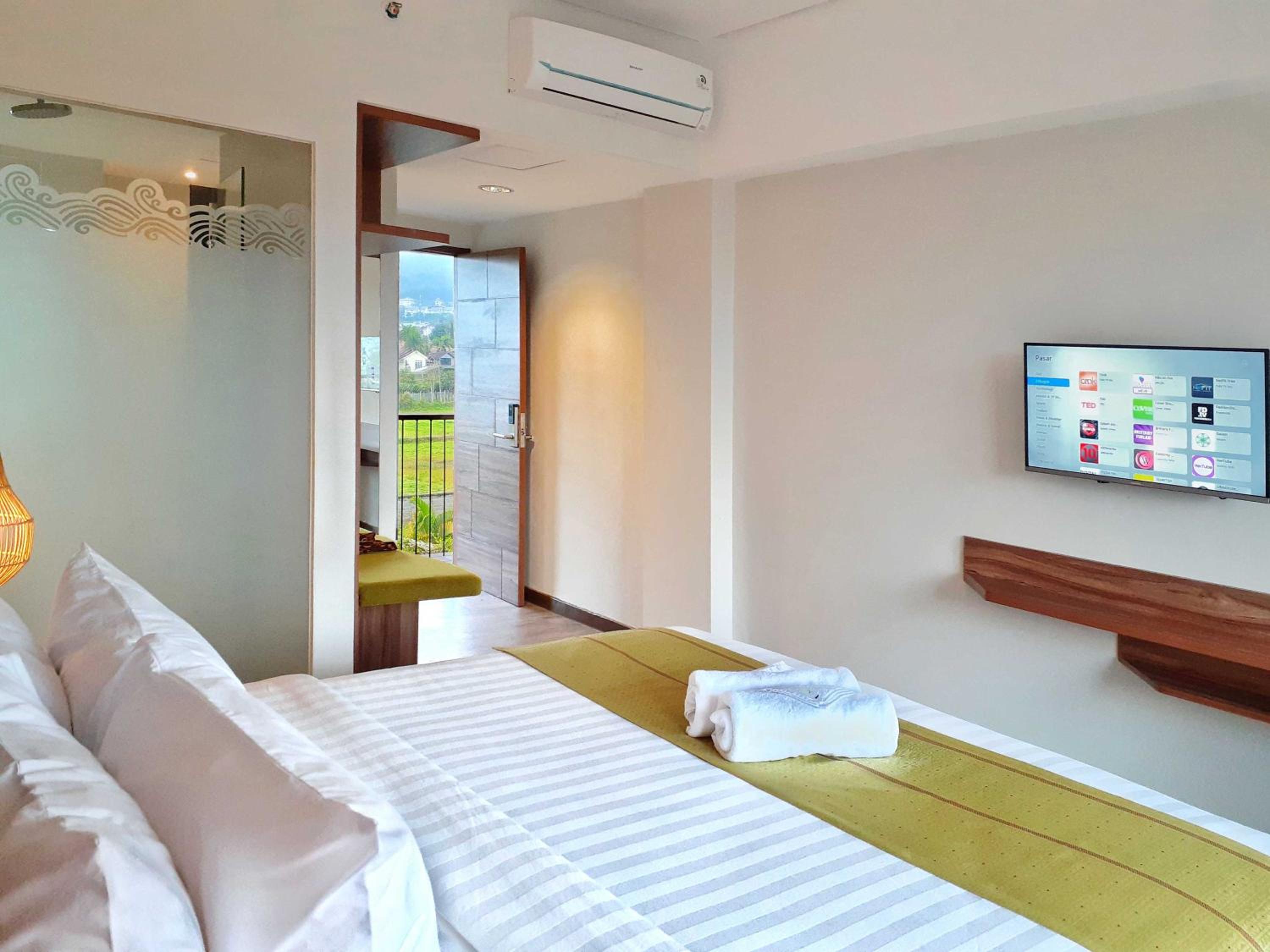 Superior Room with Balcony - Smoking  photo 2