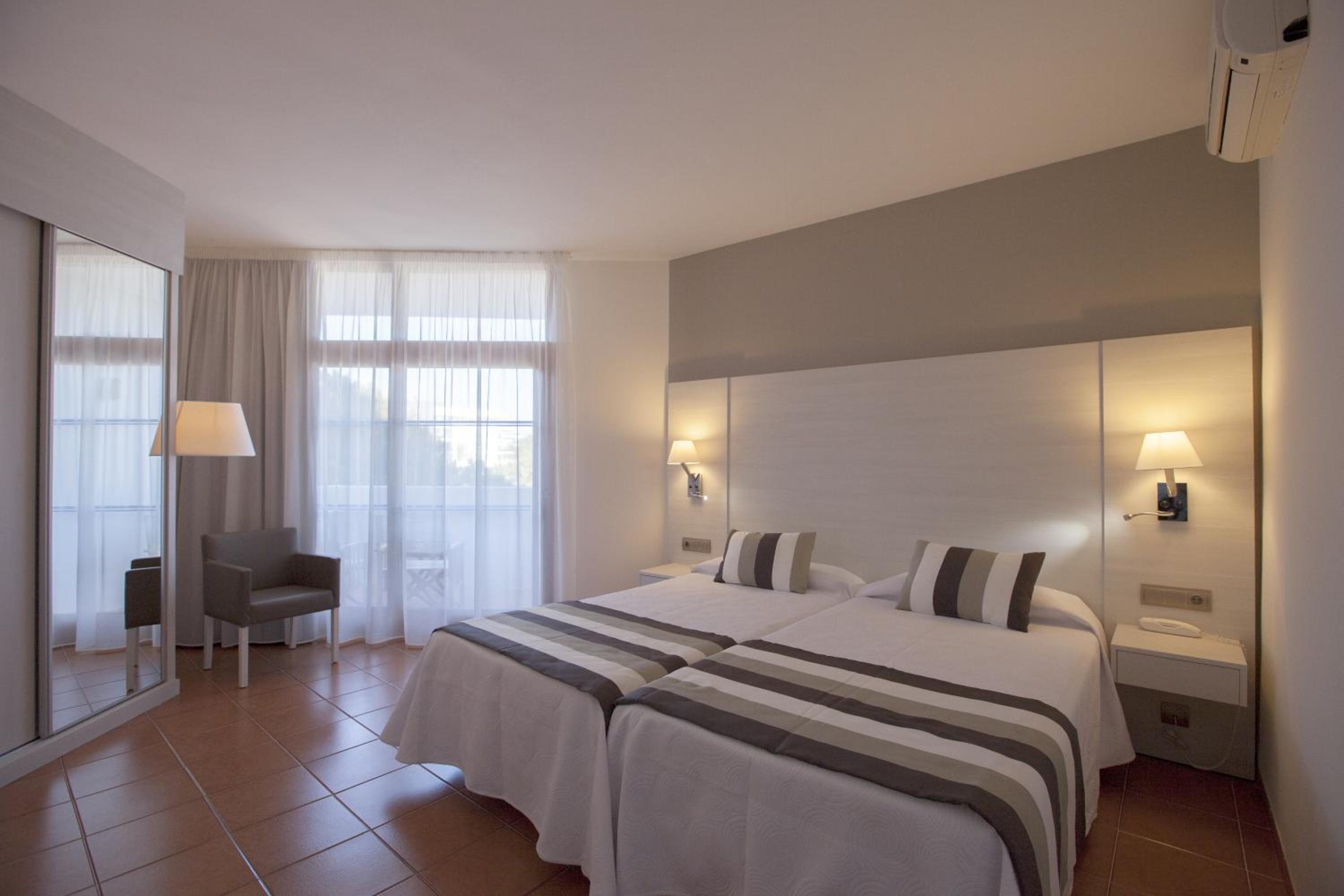 Double or Twin Room with Terrace - Photo 5
