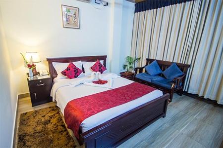 Deluxe King Suite photo 1
