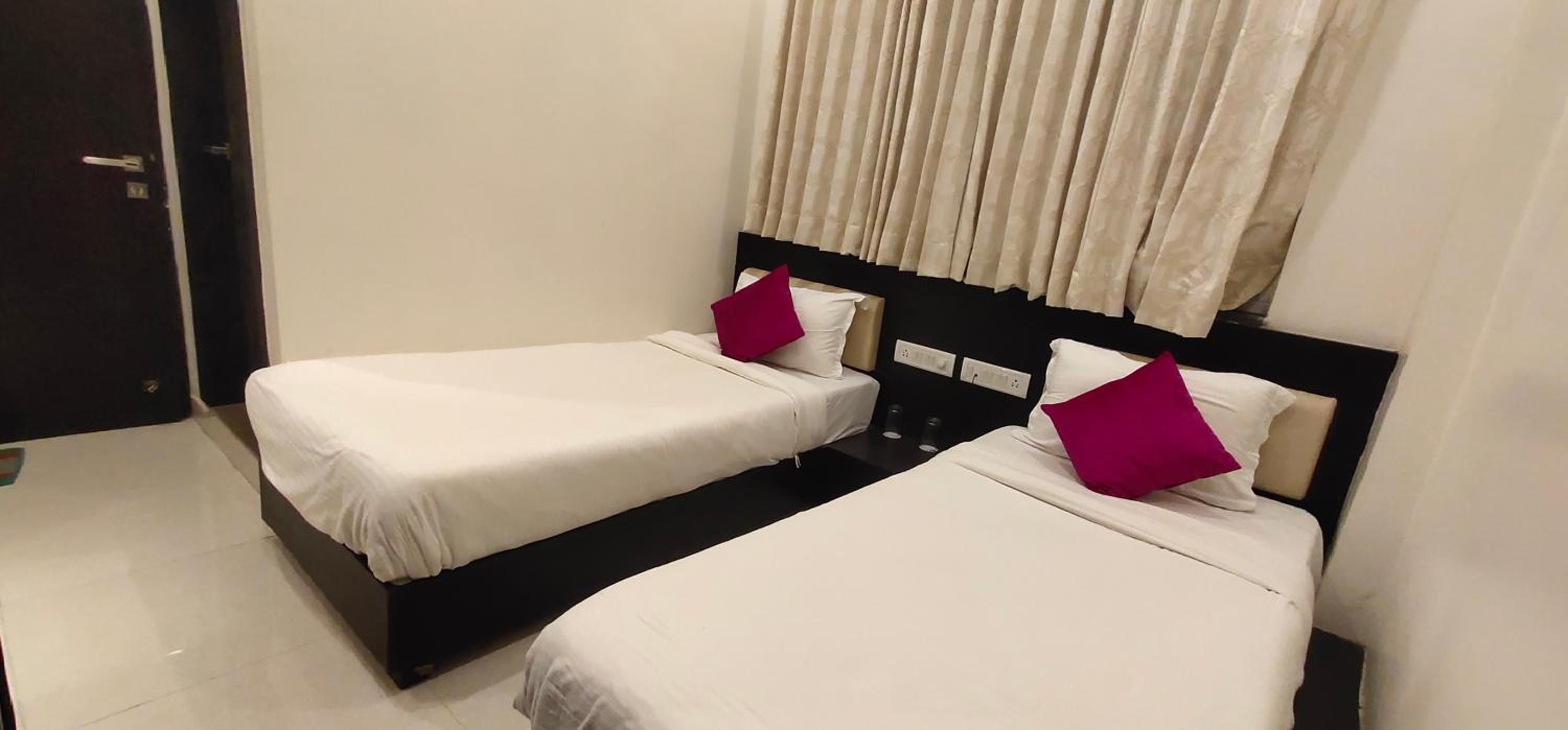 Standard Twin Room - Photo 4