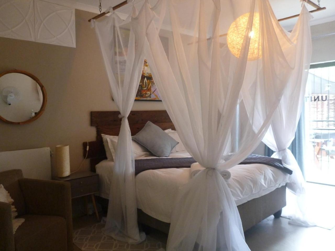Deluxe Queen Suite - Photo 9