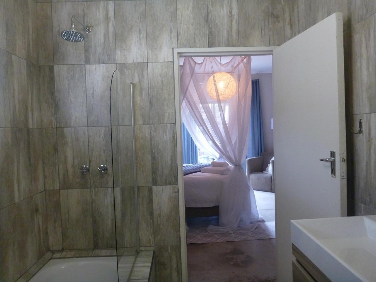Deluxe Queen Suite - Photo 4