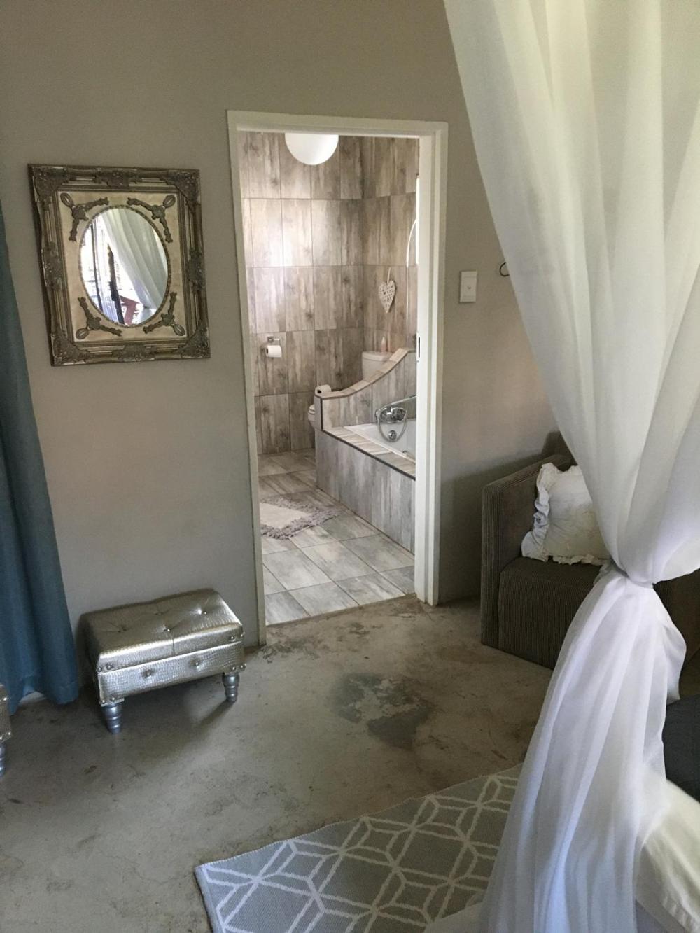 Deluxe Queen Suite - Photo 5
