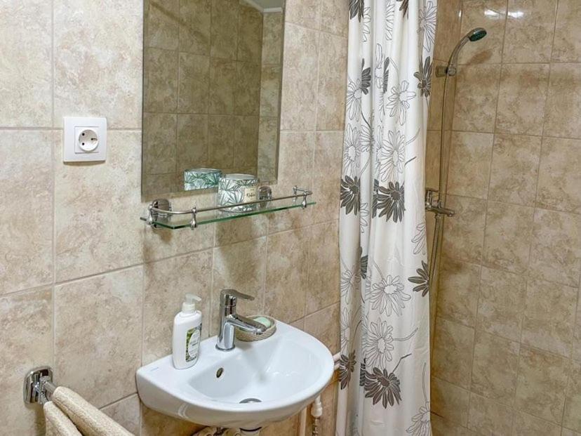 Three-Bedroom Townhouse - Photo 21