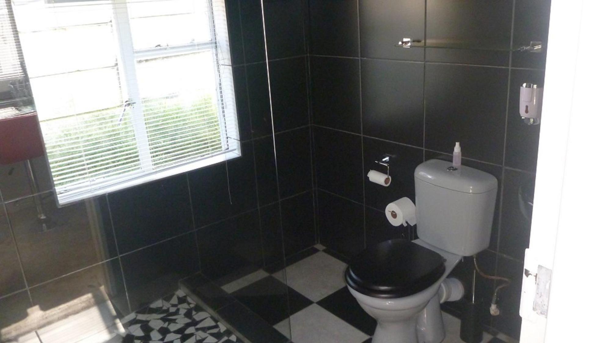 Deluxe Queen Suite - Photo 4