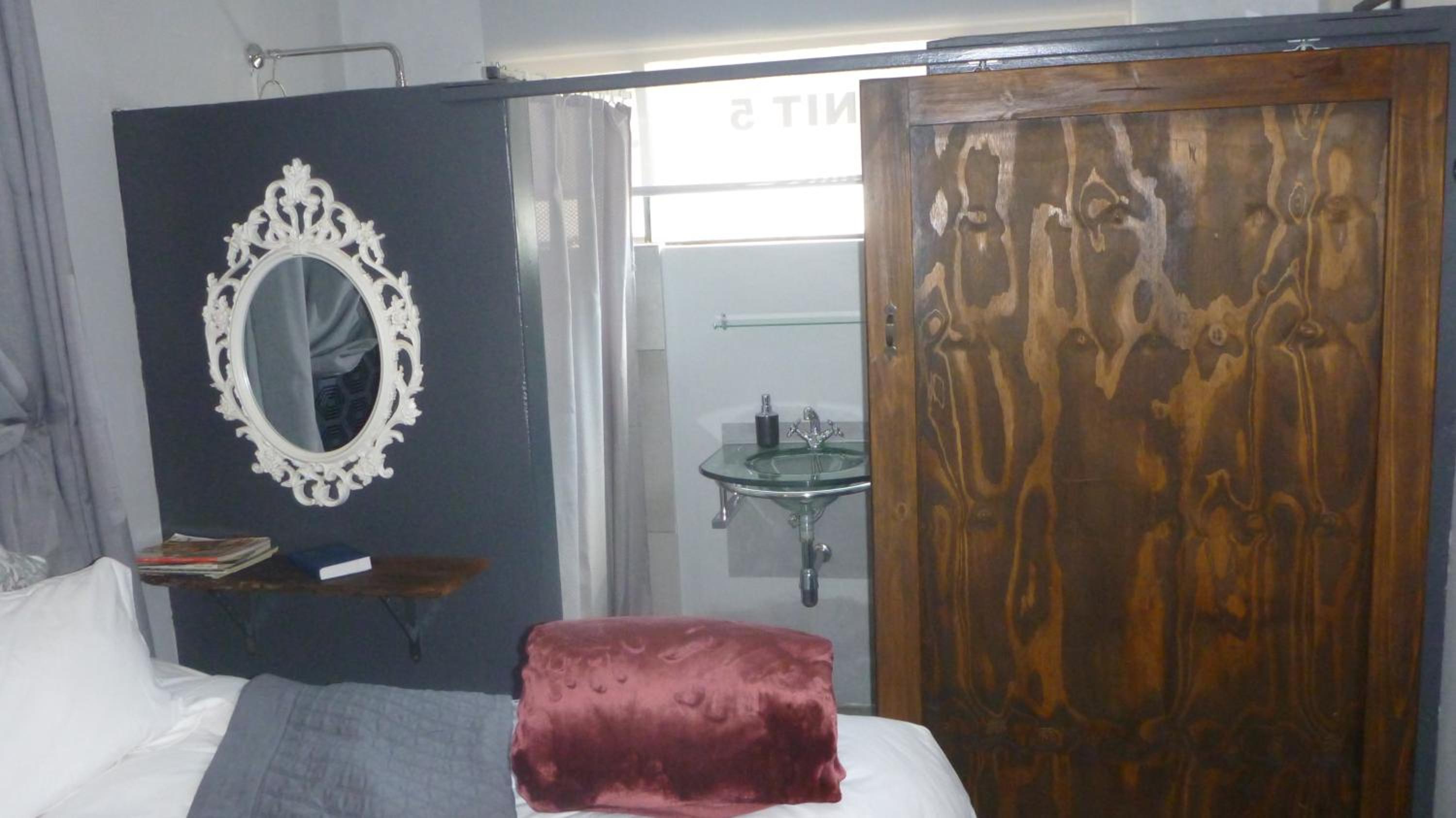 Deluxe King Room - Photo 8