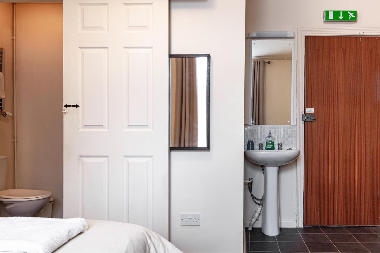Double Room with Private Bathroom - Photo 9