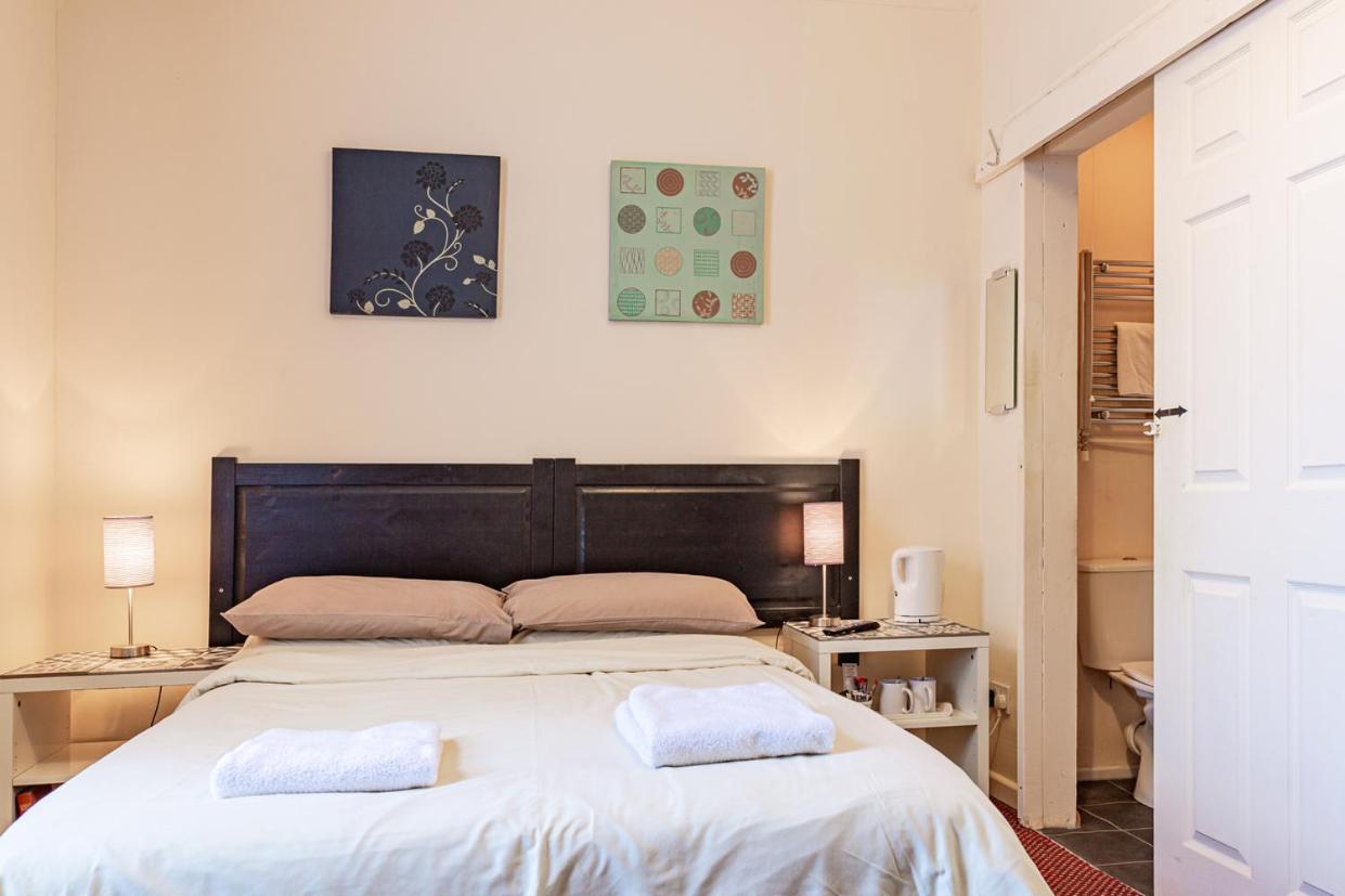 Double Room with Private Bathroom - Photo 7