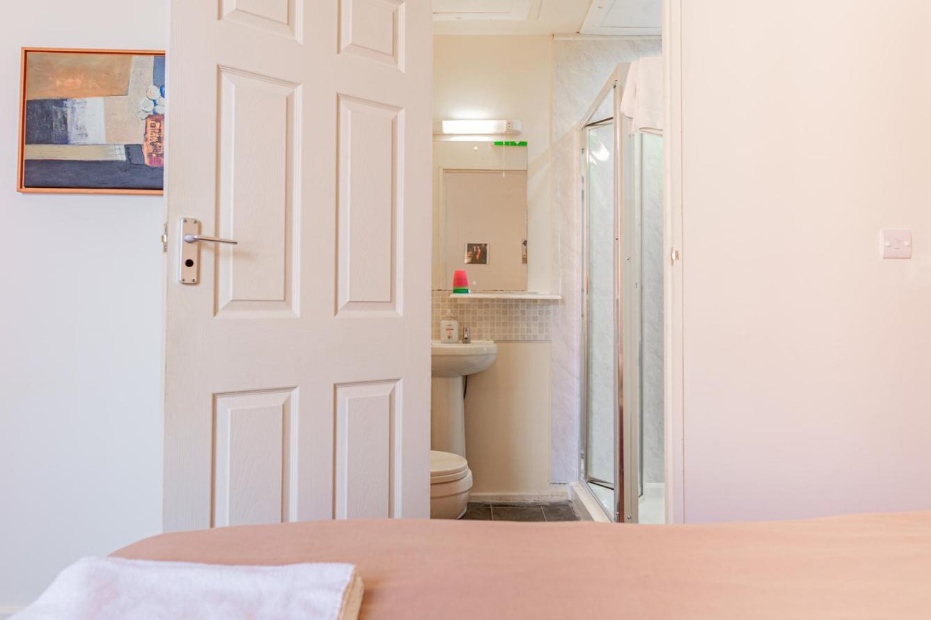 Twin Room with Private Bathroom - Photo 3