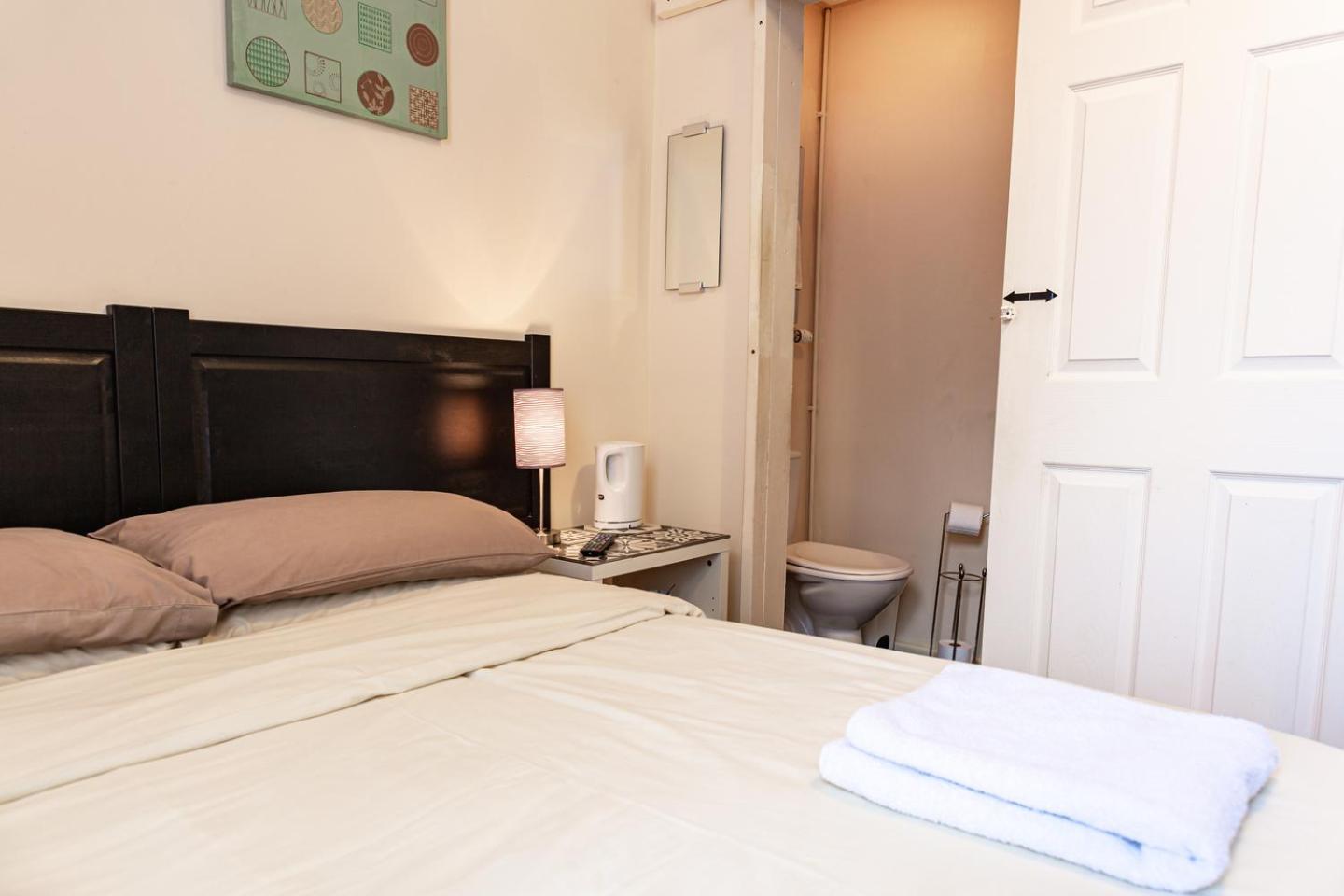 Double Room with Private Bathroom - Photo 8