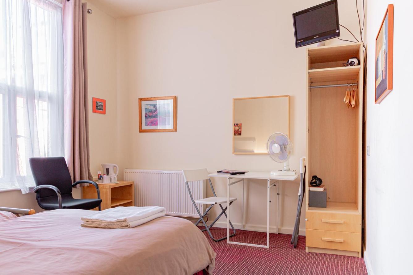 Twin Room with Private Bathroom - Photo 8