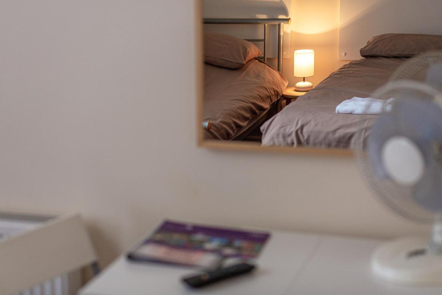 Twin Room with Private Bathroom - Photo 6