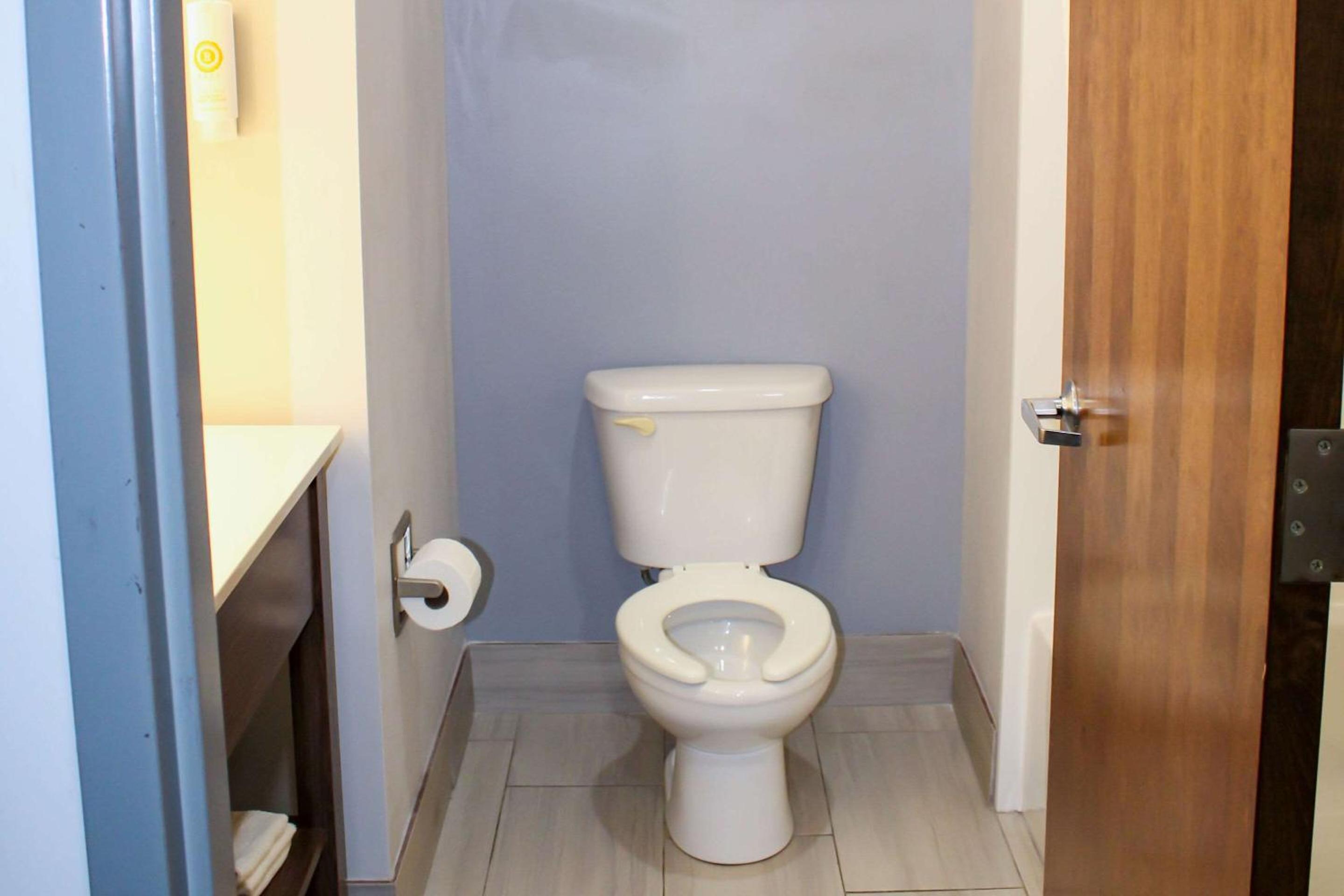 King Room - Non-Smoking - Photo 2