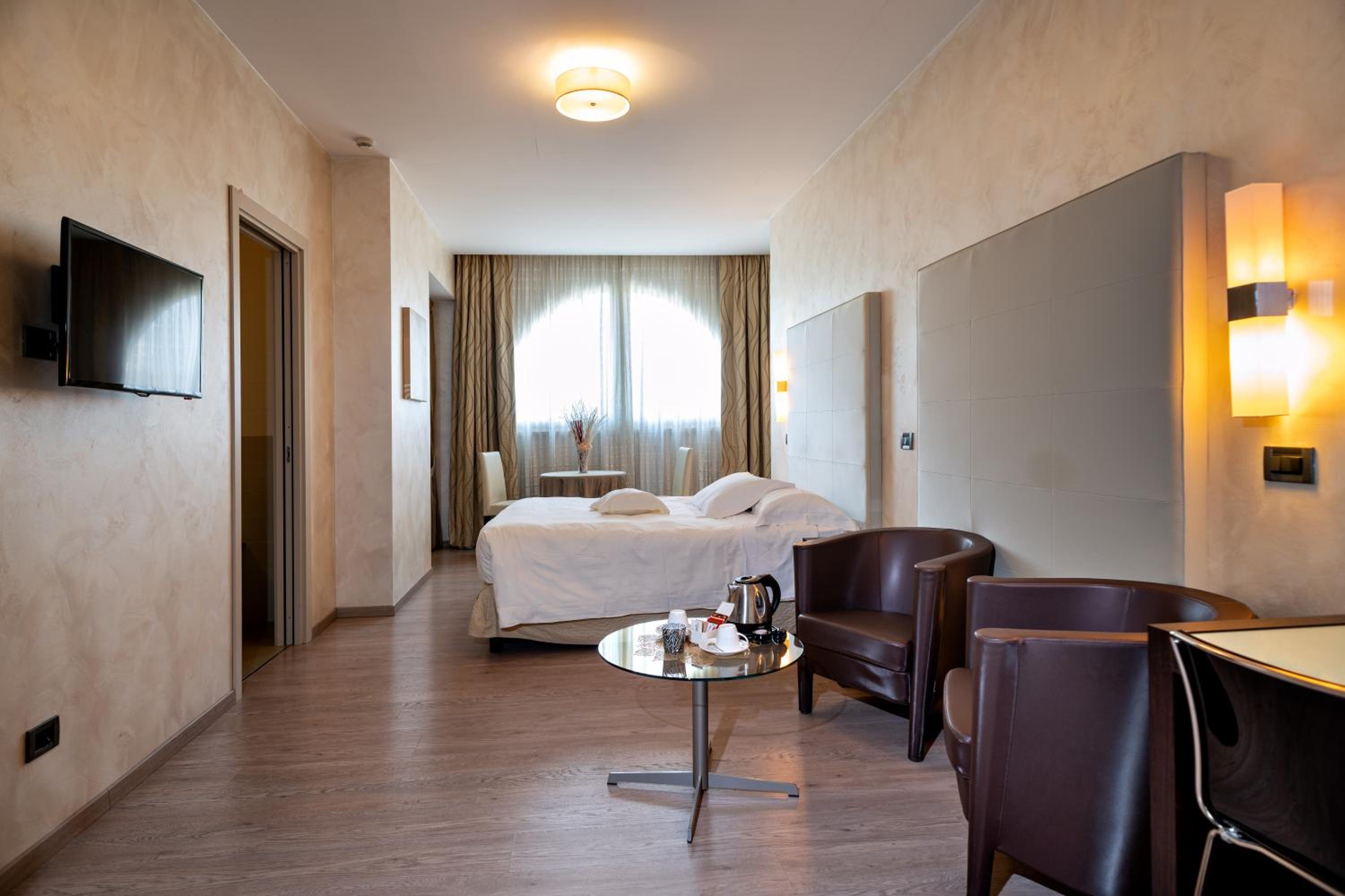 Junior Suite with Spa Access - Photo 1