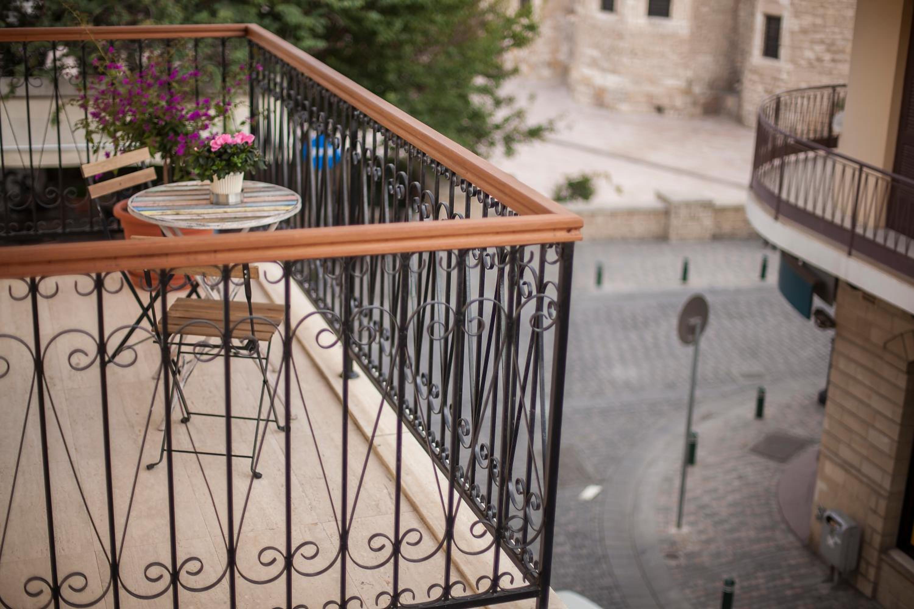 Luxury Studio with Balcony - Photo 6