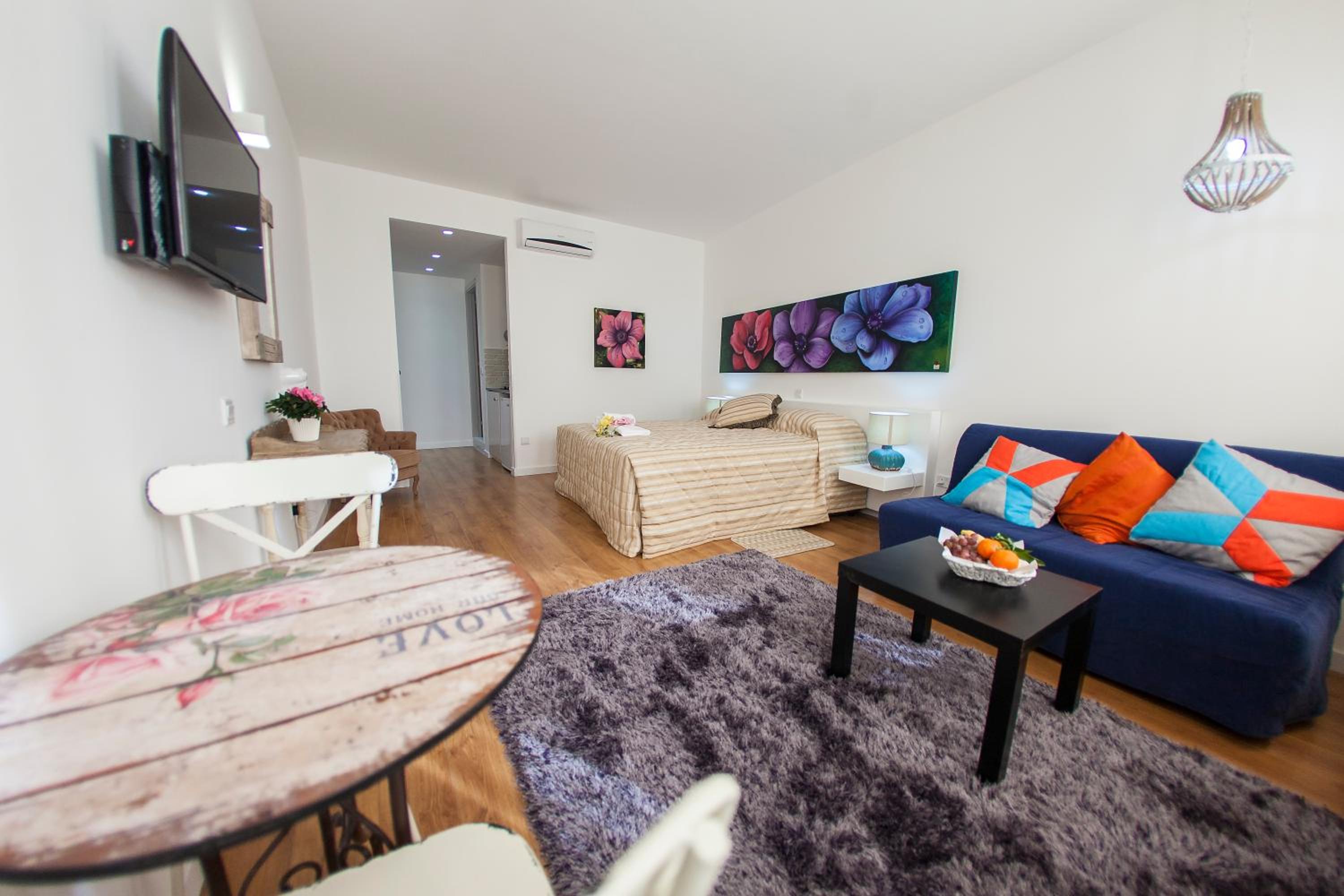 Family Studio with Balcony - Photo 2